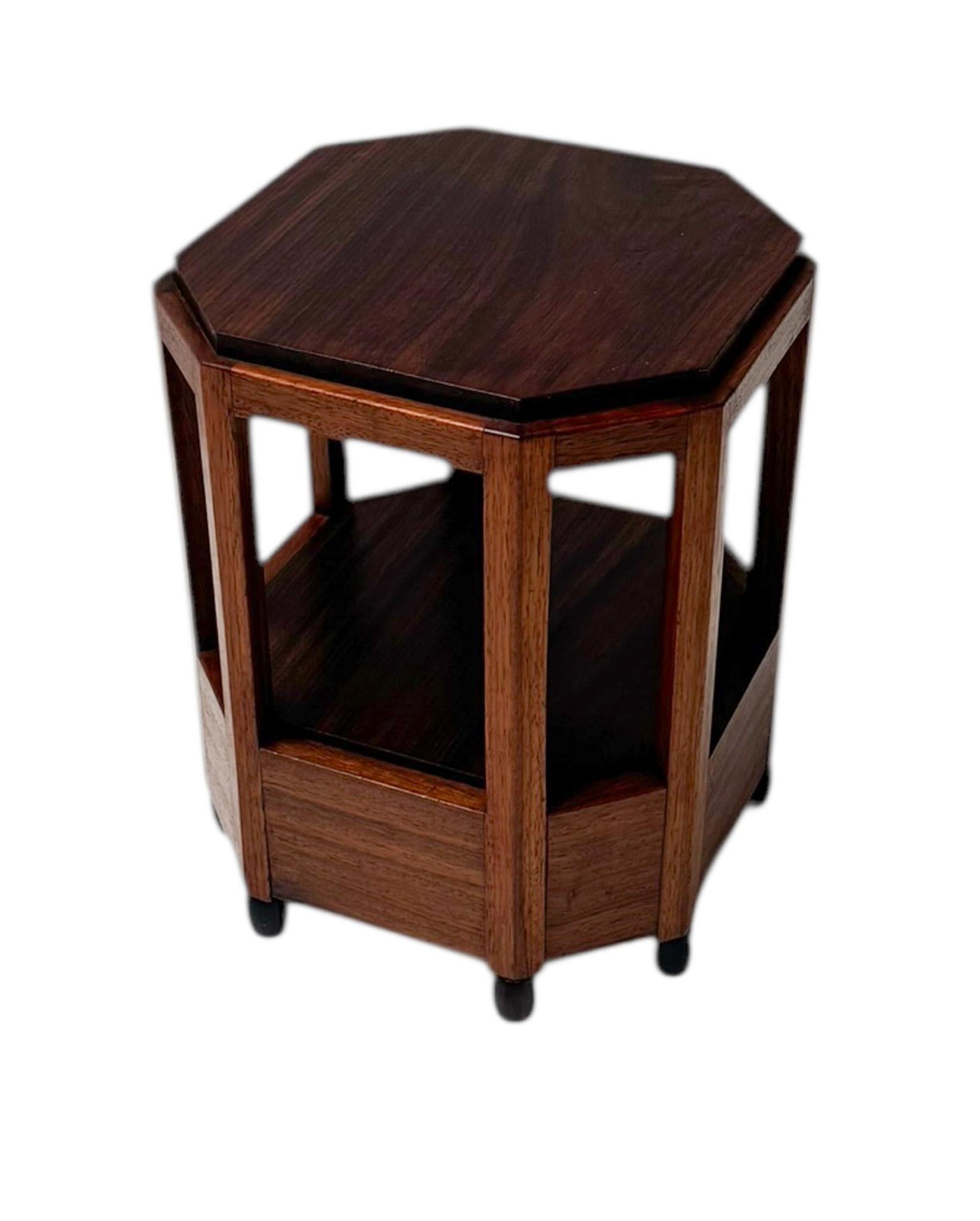 Art déco-Beistelltisch der Amsterdamse Schule, 1920er Jahre (Walnuss) im Angebot