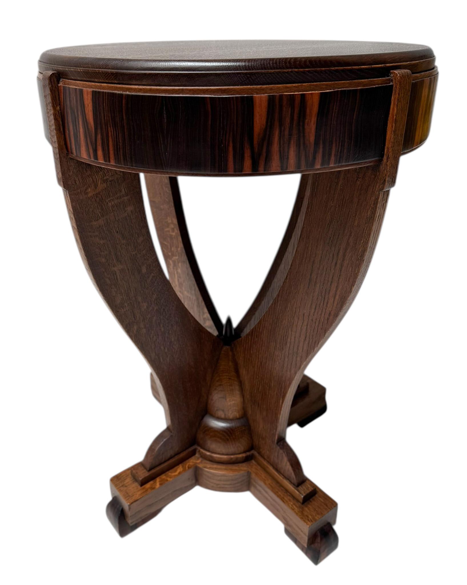 Magnifique et rarissime table d'appoint Art Déco de l'Ecole d'Amsterdam.
Un design néerlandais saisissant des années 1920.
Base en chêne massif reposant sur quatre pieds en ébène de macassar.
Plateau en chêne massif d'origine avec revêtement en