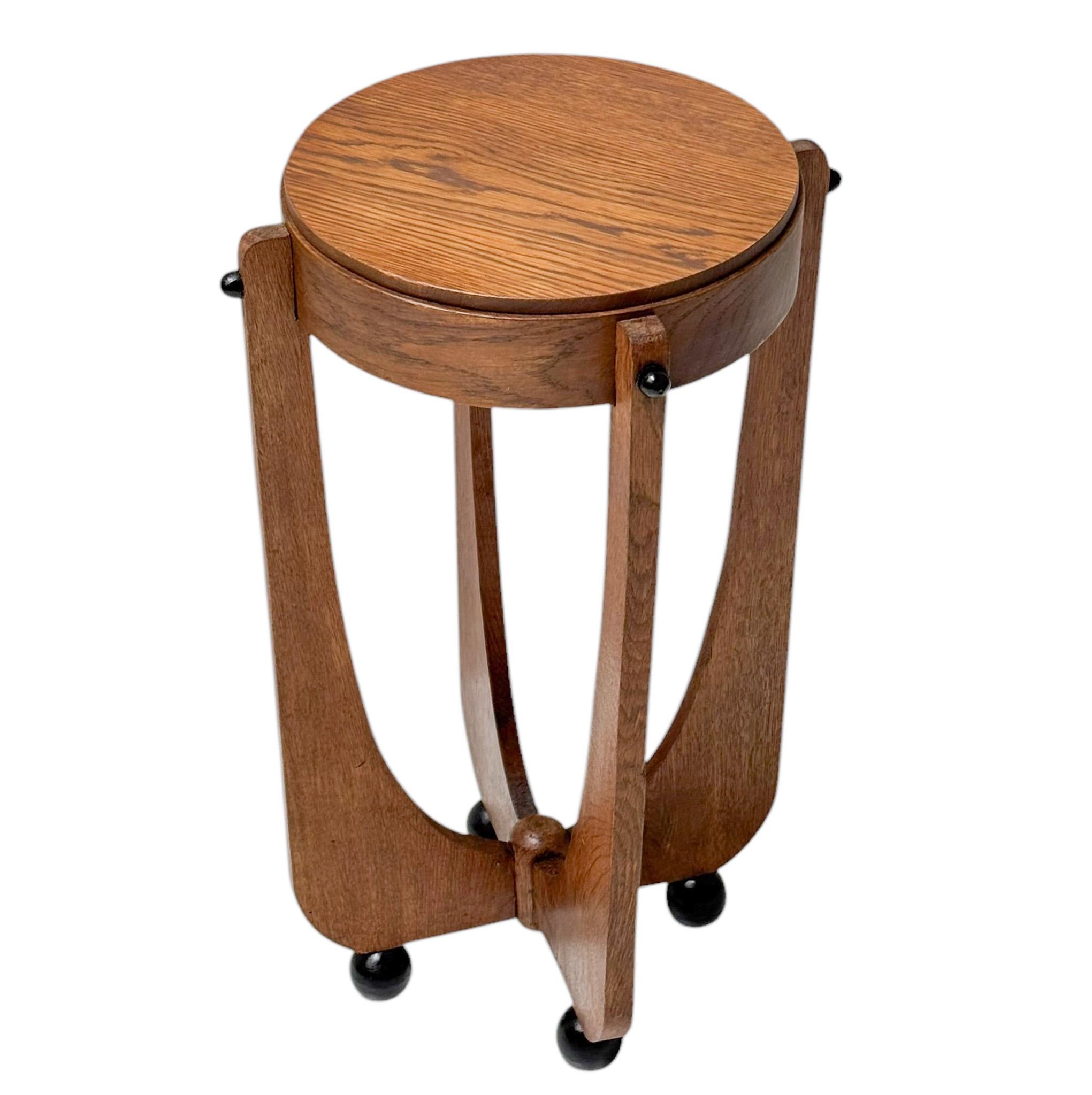 Impresionante y elegante mesa auxiliar o pedestal de la Escuela Art Decó de Amsterdam.Llamativo diseño holandés de la década de 1920.Base y tablero de roble macizo con elementos originales lacados en negro.Esta maravillosa mesa auxiliar o pedestal