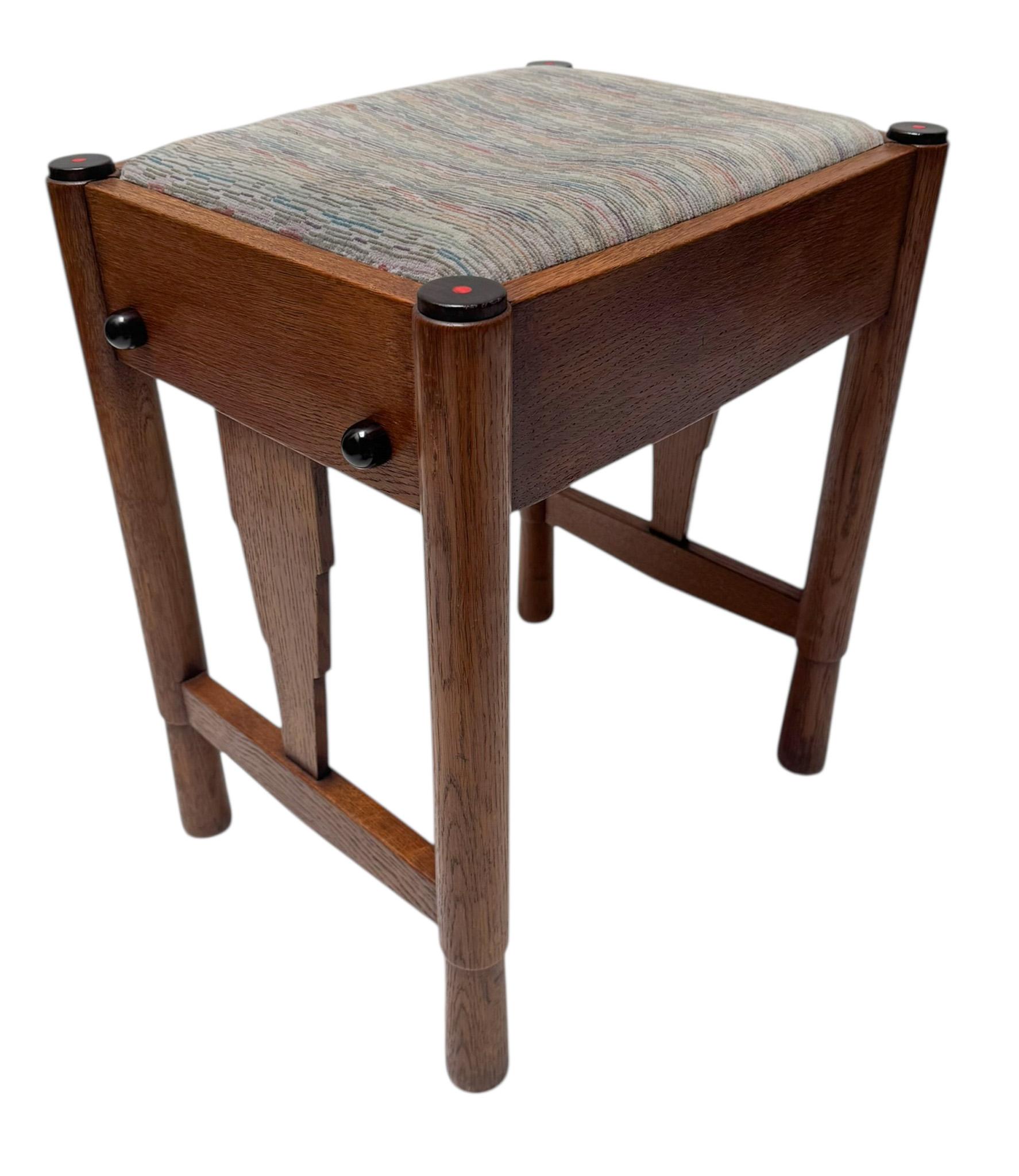 Étonnant et élégant tabouret moderniste Art déco avec assise réglable.
Un design néerlandais saisissant des années 1920.
Base en chêne massif avec éléments en macassar massif et quatre boutons en ébène macassar massif pour régler le siège !
Le siège