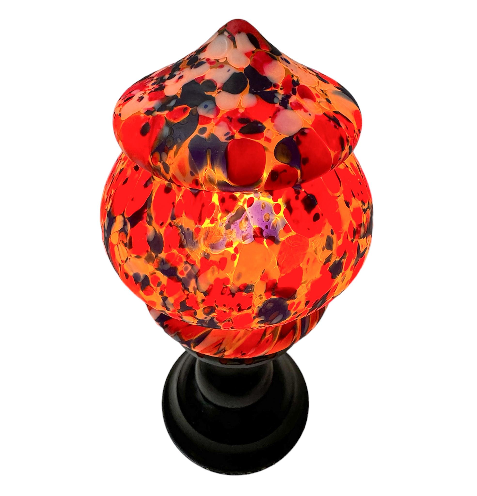 Elegante e piccola lampada da tavolo della Scuola di Amsterdam in stile Art Déco.
Un sorprendente design olandese degli anni '1930.
Paralume originale in bachelite laccata nera con paralume originale in vetro multicolore.
Ricablato con una presa