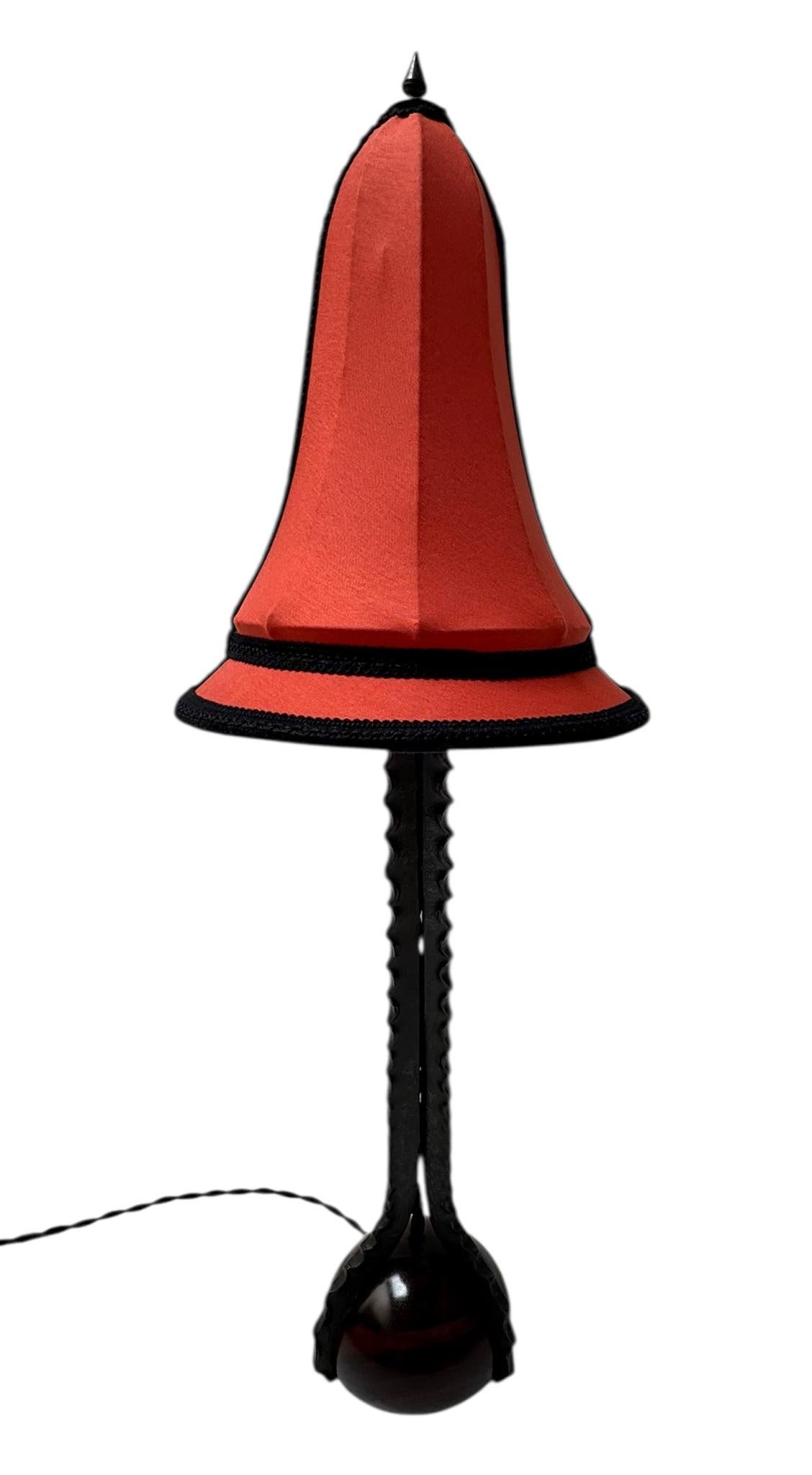 Prächtige und sehr seltene Art Deco Amsterdamse School Tischlampe.
Entwurf von Piet Kramer.
Auffälliges niederländisches Design aus den 1920er Jahren.
Originale Kugel aus massivem Makassar-Ebenholz als Ständer mit originalem patiniertem