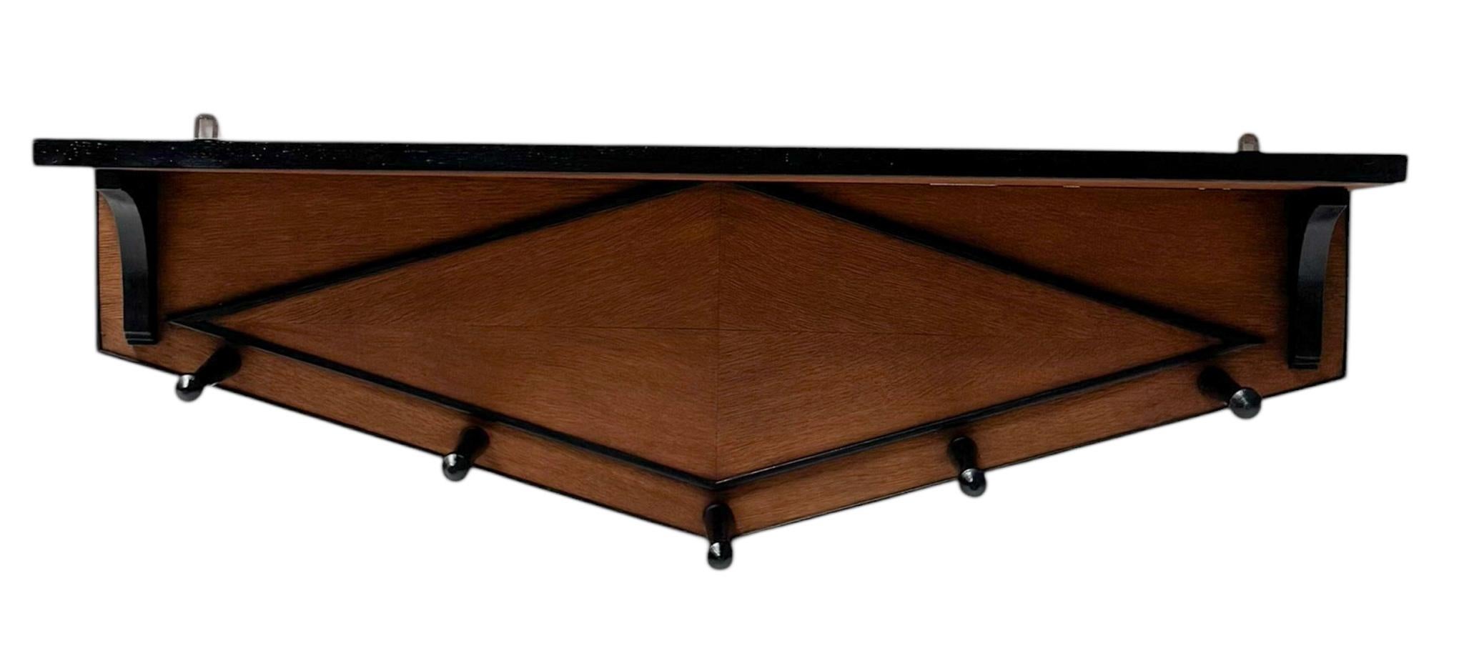 Atemberaubende und elegante Art Deco Amsterdamse School Wandgarderobe.
Auffälliges niederländisches Design aus den 1920er Jahren.
Sockel aus massiver Eiche und originalem Eichenfurnier mit 5 originalen, schwarz lackierten Buchenhaken und schwarz