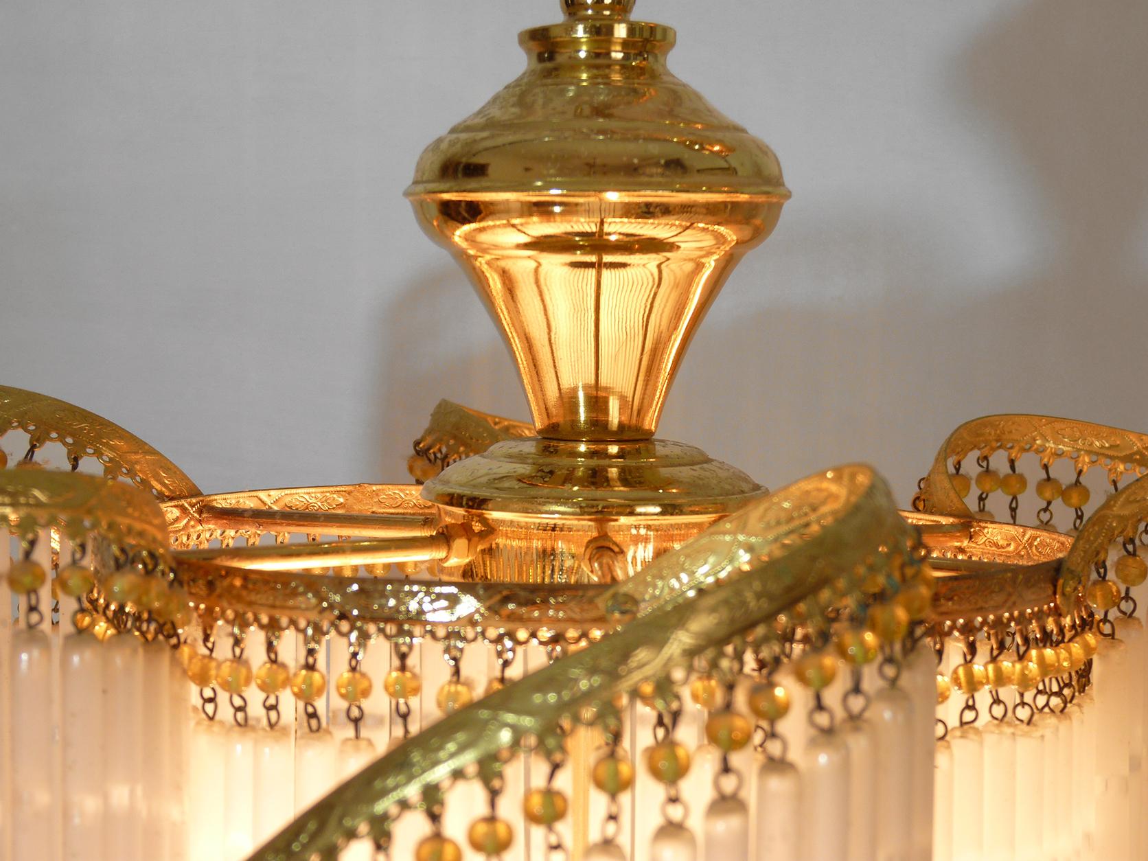 Dépoli Lustre Art Déco et Art Nouveau à franges en cristal Hollywood Regency doré en vente
