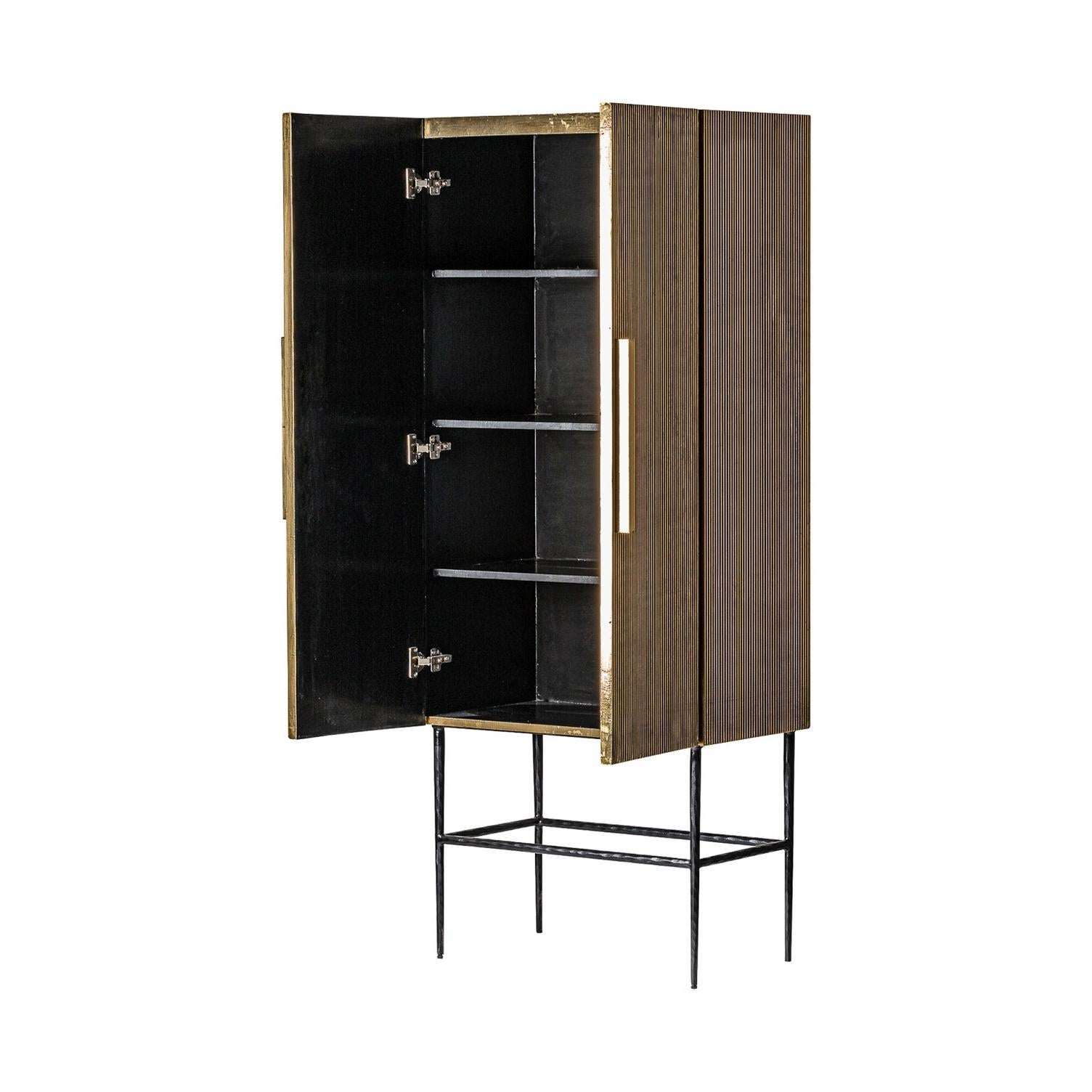 Art Deco style sideboard: An eyecatcher with graphic and aerial lines, composed of 2 long graphic panels doors opening on shelves spaces and airy metal feet.