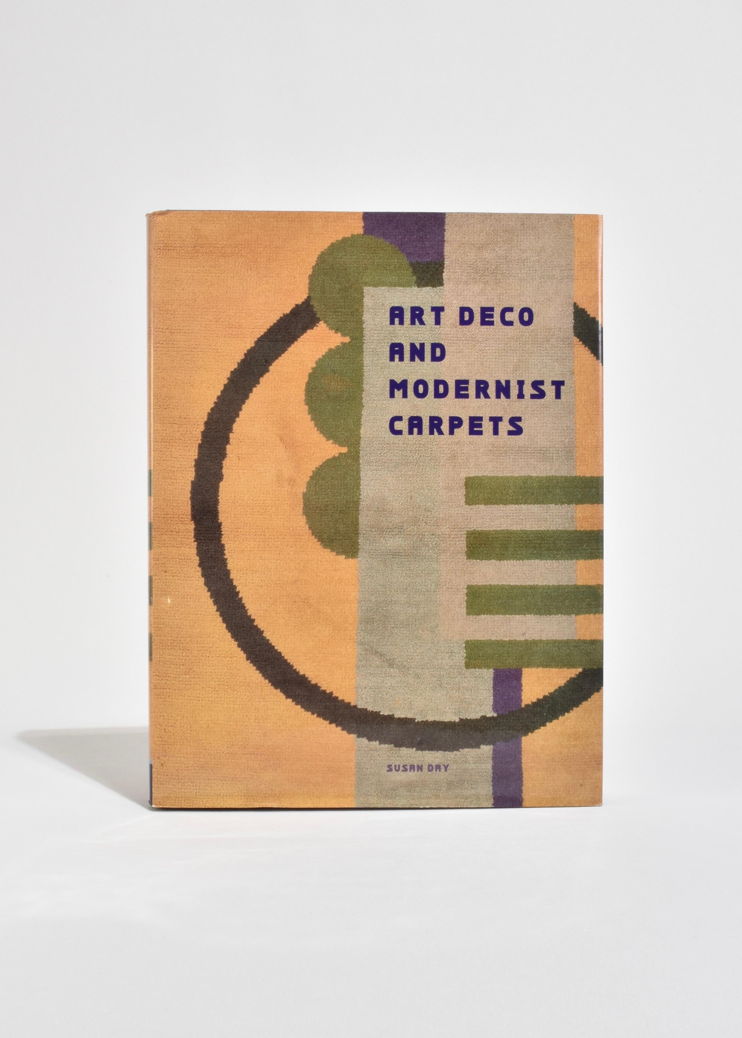 Livre de poche présentant des tapis de style Art déco et moderniste. Par Susan Day, publié en 2002. 

