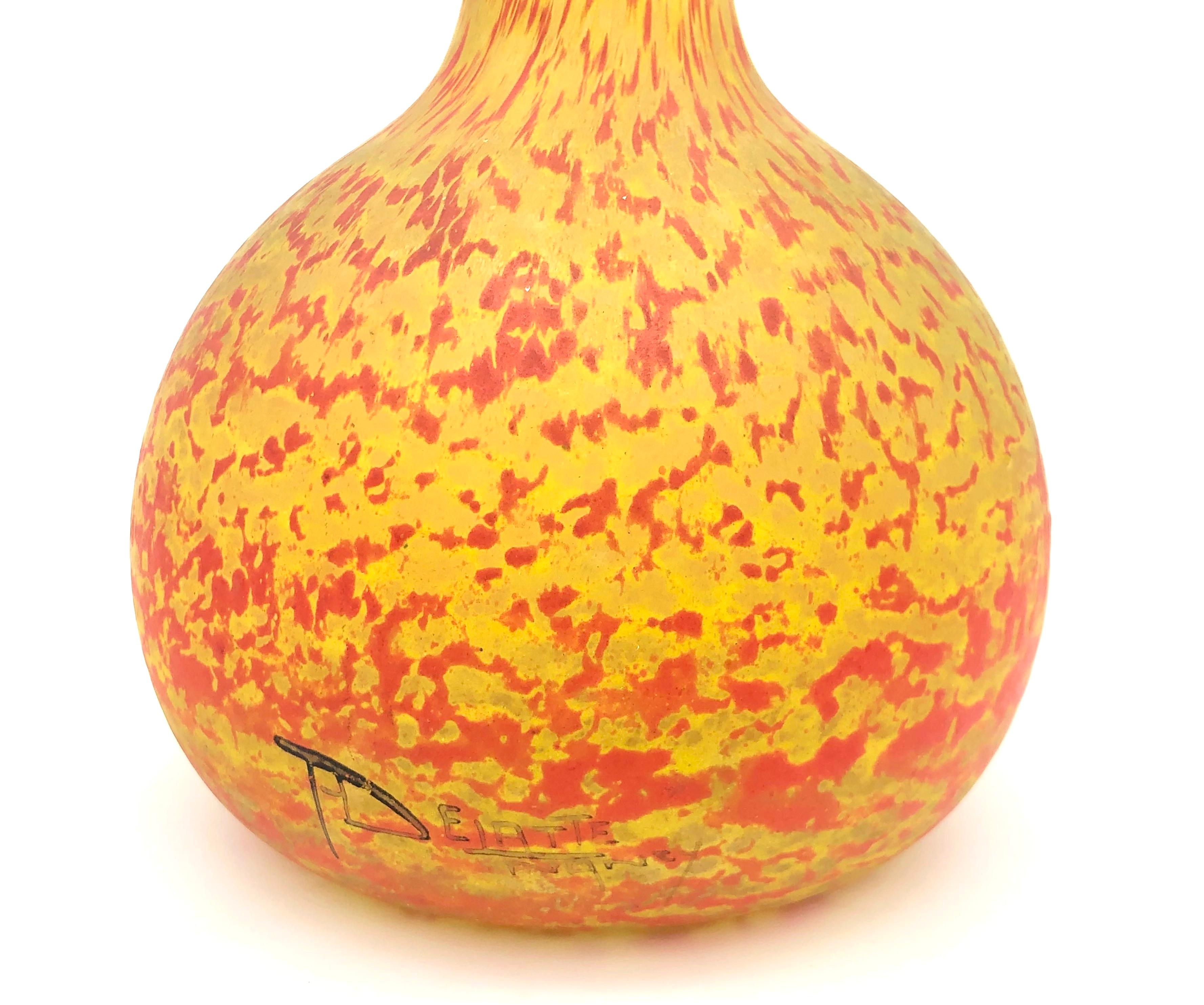 This good size glass vase was created in 1920 ca by the French artist glass  maker André Delatte.  (Chatenois/Vosges 1887 - Toulouse/Haute Garonne 1953) - Künstler. Französischer Glaskünstler. In 1921 he founded the glass works 'Les Verreries de