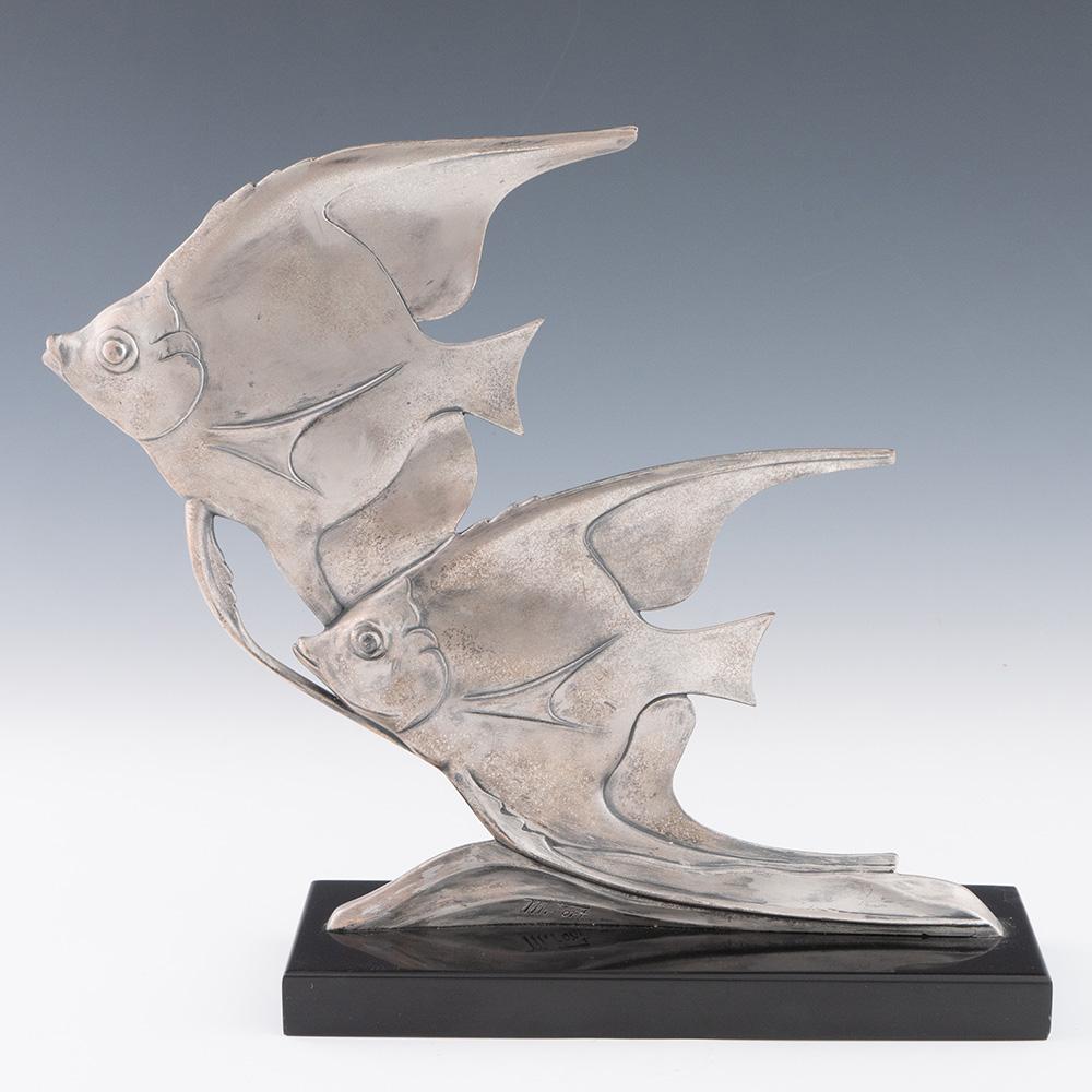 Titolo : Scultura di pesce angelo Art Deco di M. I.
Data : c1925
Origine : Probabilmente francese
Decorazione: Due pesci angelo su una base di marmo nero.
Dimensioni :  Altezza 28,70 cm. dimensioni base 8,20cm x 23  cm
Condit : Molto buono - pesce