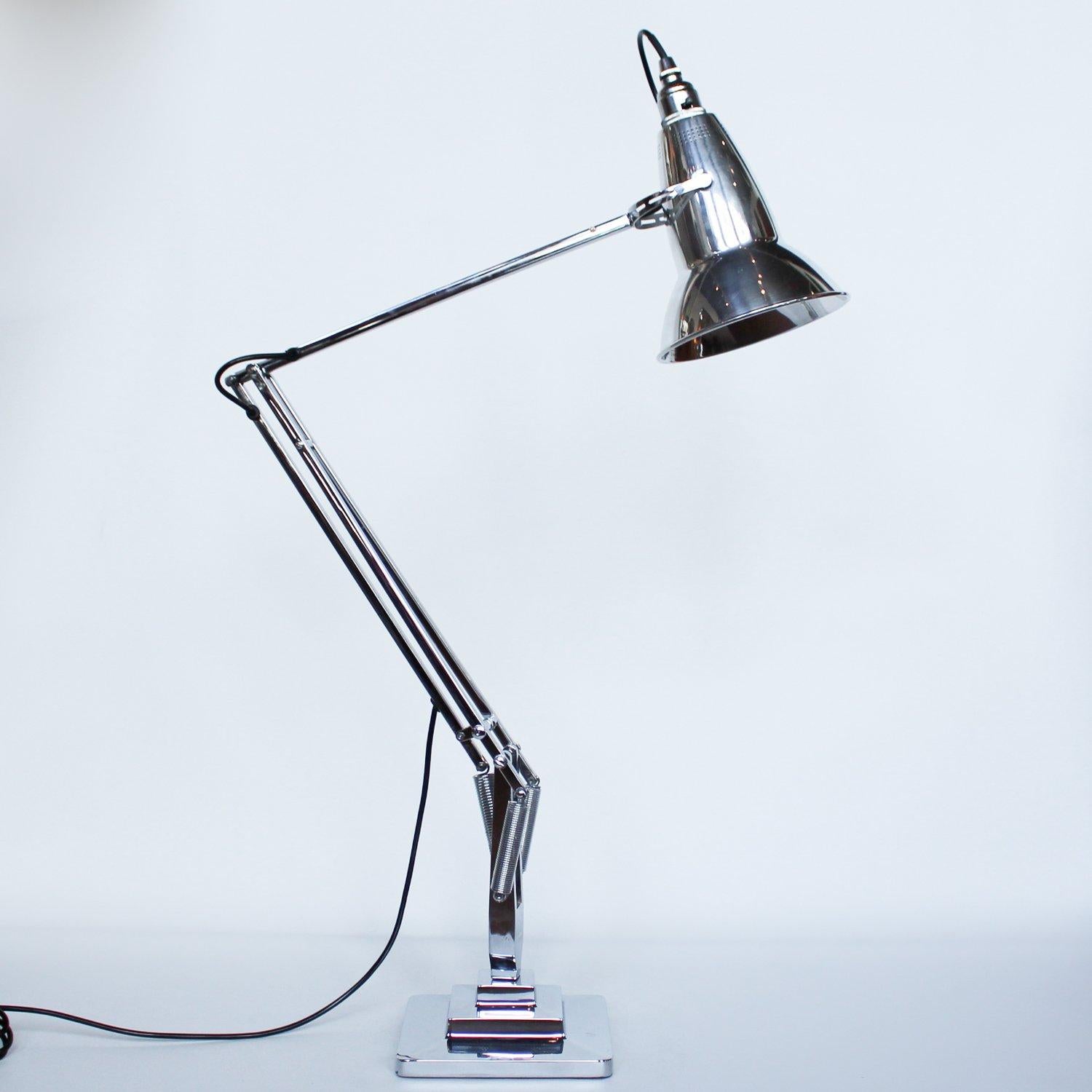 Herbert Terry & Sons Art Deco Chromed and Polished Metal Anglepoise Desk Lamp  In Good Condition In Forest Row, East Sussex