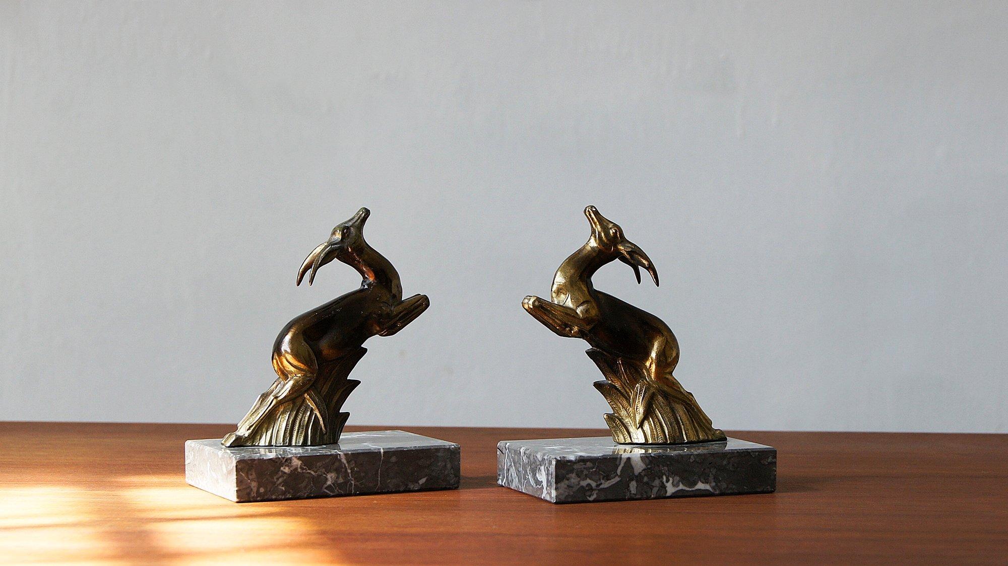 
Precioso par de sujetalibros franceses de época Art Déco.
Los sujetalibros tienen antílopes Springbok, en pose de salto, colocados sobre bases de mármol italiano.
Cada antílope ha sido bien modelado con buenos detalles.
Las bases son de mármol con