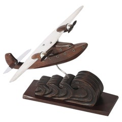 Modèle réduit d'hydravion Art déco « Anthoine Art Bois », en bois sculpté et métal, sur socle