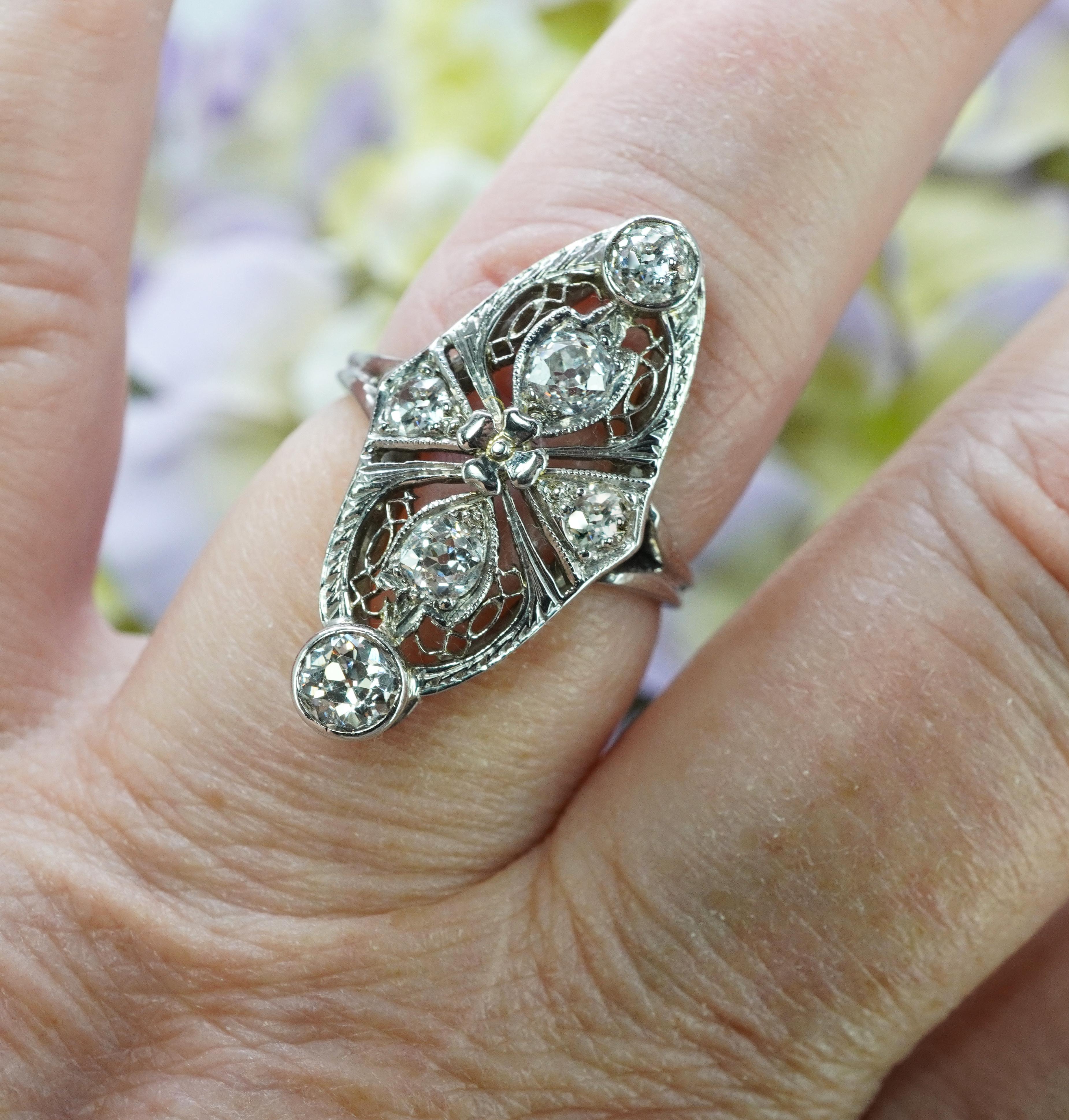  Arte Antiques in oro bianco 18K Vecchio Europeo Diamonds Mine cut Anello in filigrana con pizzo Estate Statement

Si tratta di uno squisito gioiello antico realizzato in lussuoso oro bianco 18 carati. È incastonato con un misto di diamanti antichi