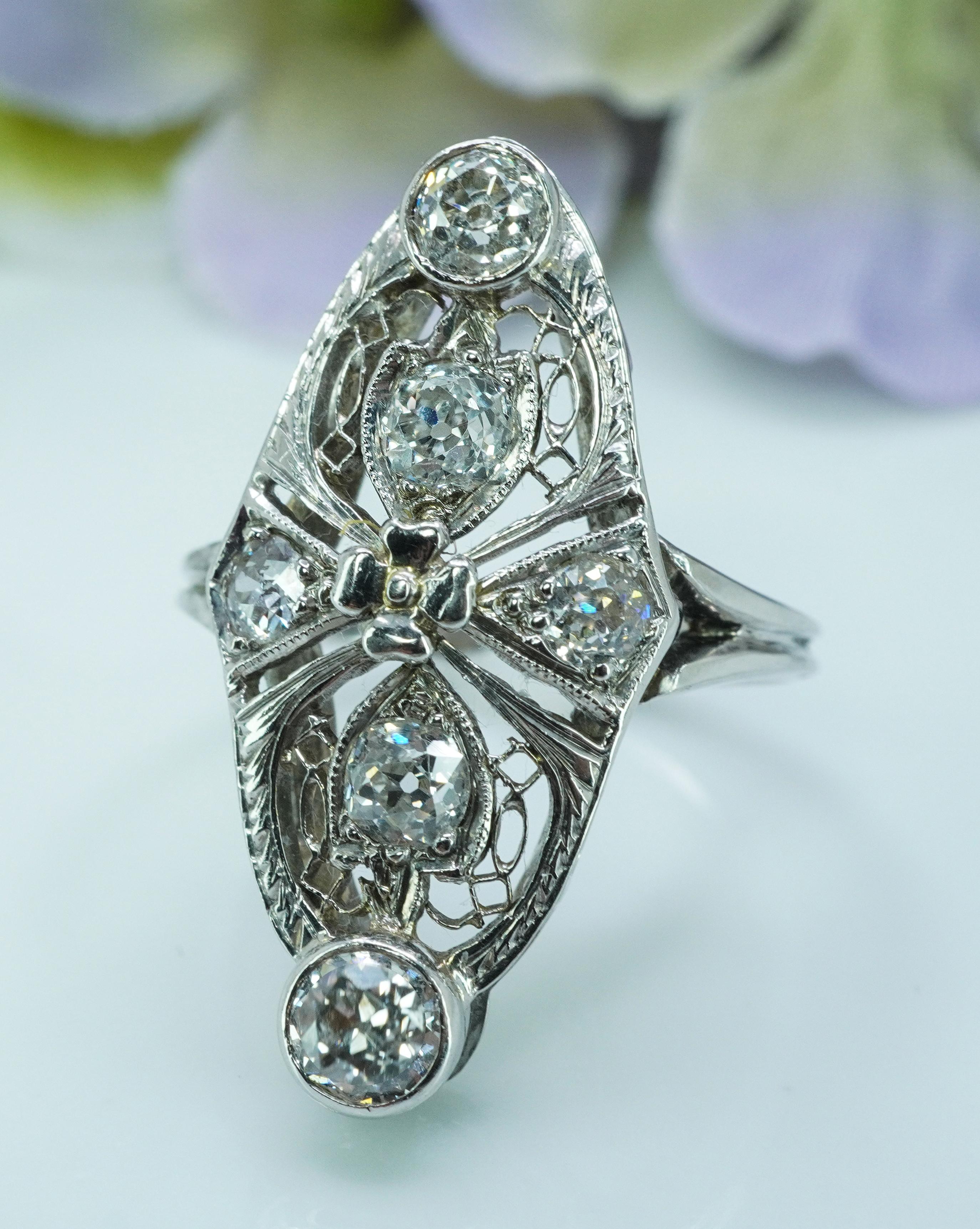 Art Déco Arte Antiques in oro bianco 18 carati Anello in filigrana con diamante europeo taglio mine in vendita