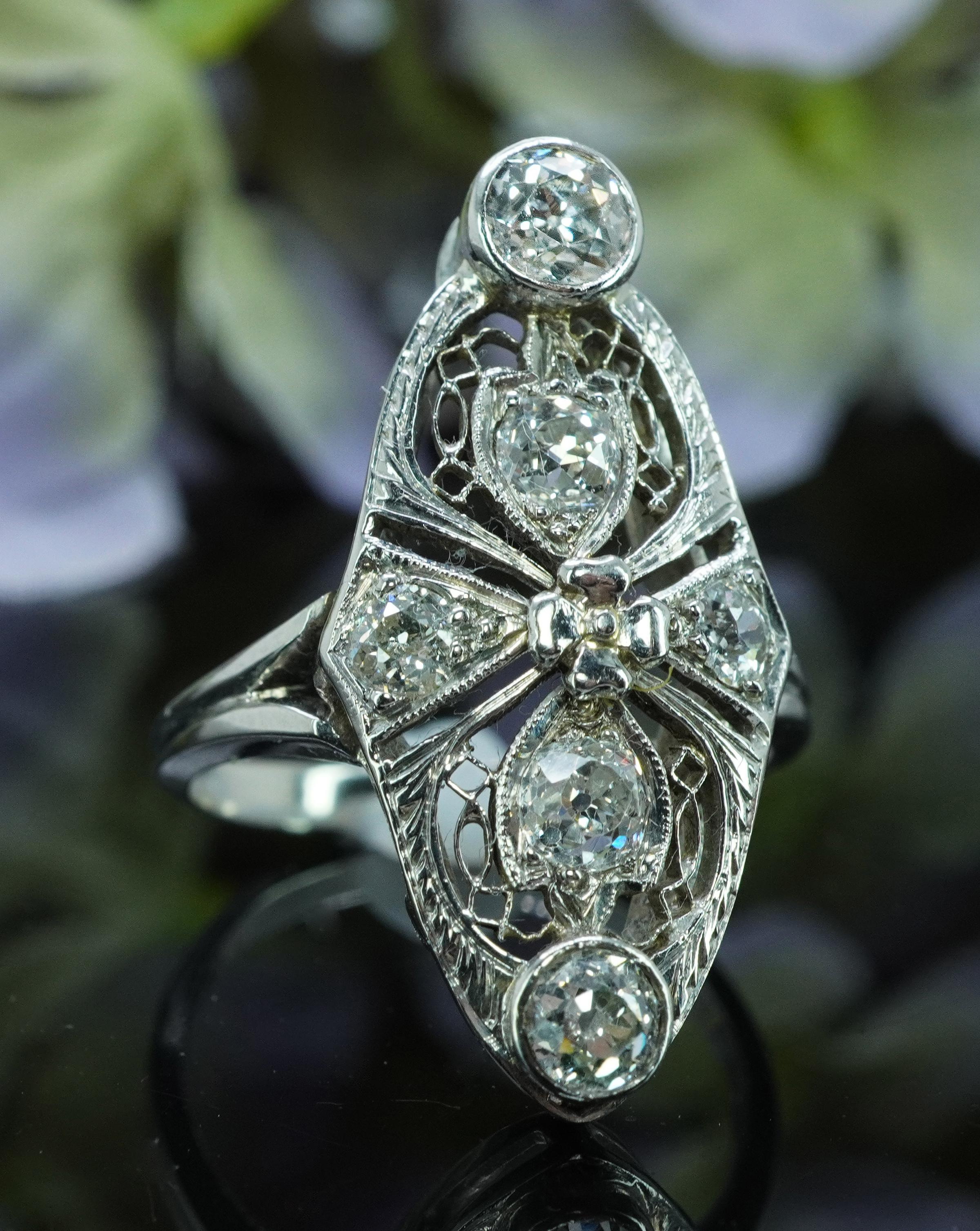 Arte Antiques in oro bianco 18 carati Anello in filigrana con diamante europeo taglio mine In condizioni buone in vendita a Brambleton, US