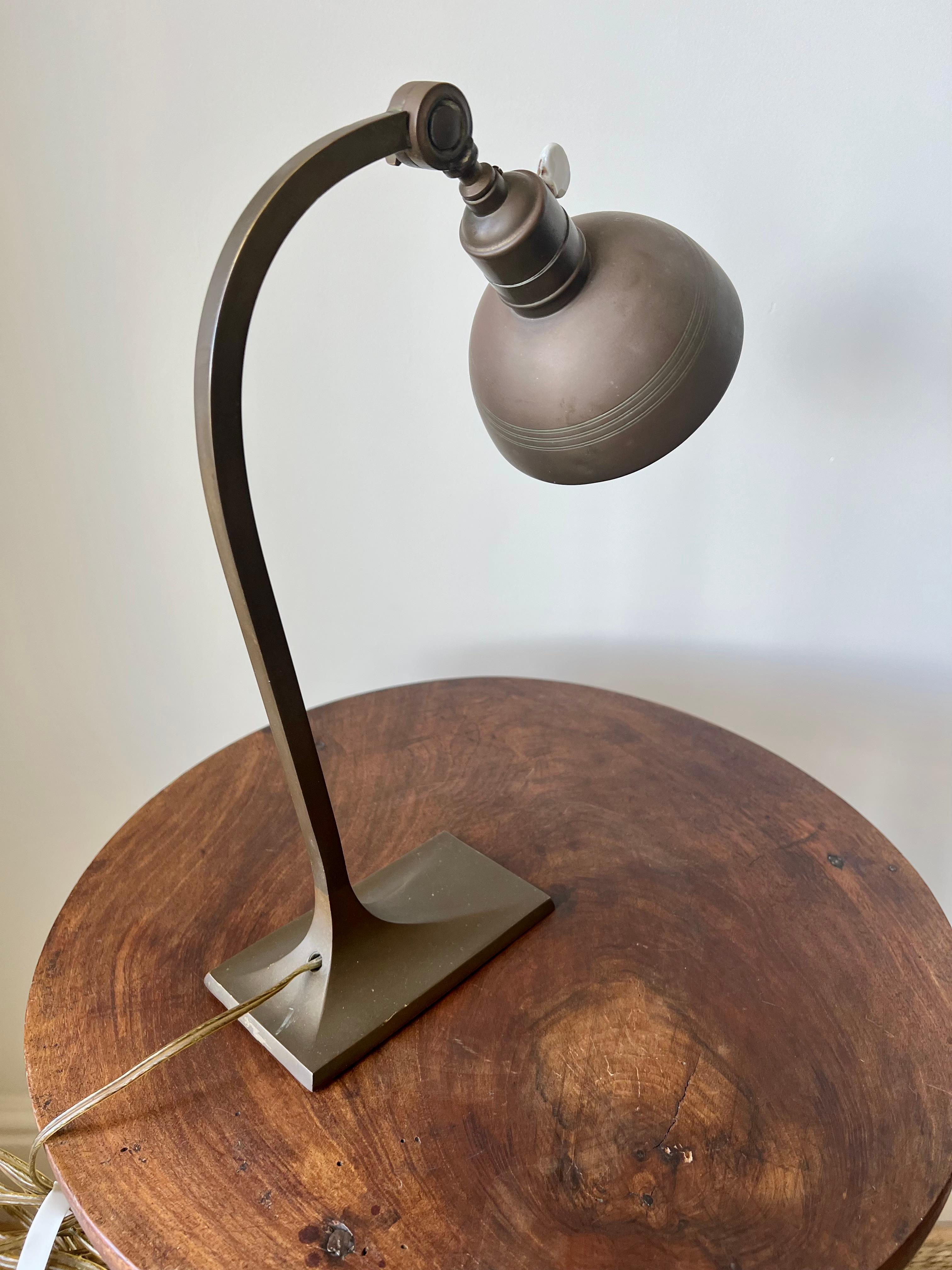 Art Deco Tischlampe aus antikem Messing. Frankreich, Anfang 20. Jahrhundert im Angebot 6