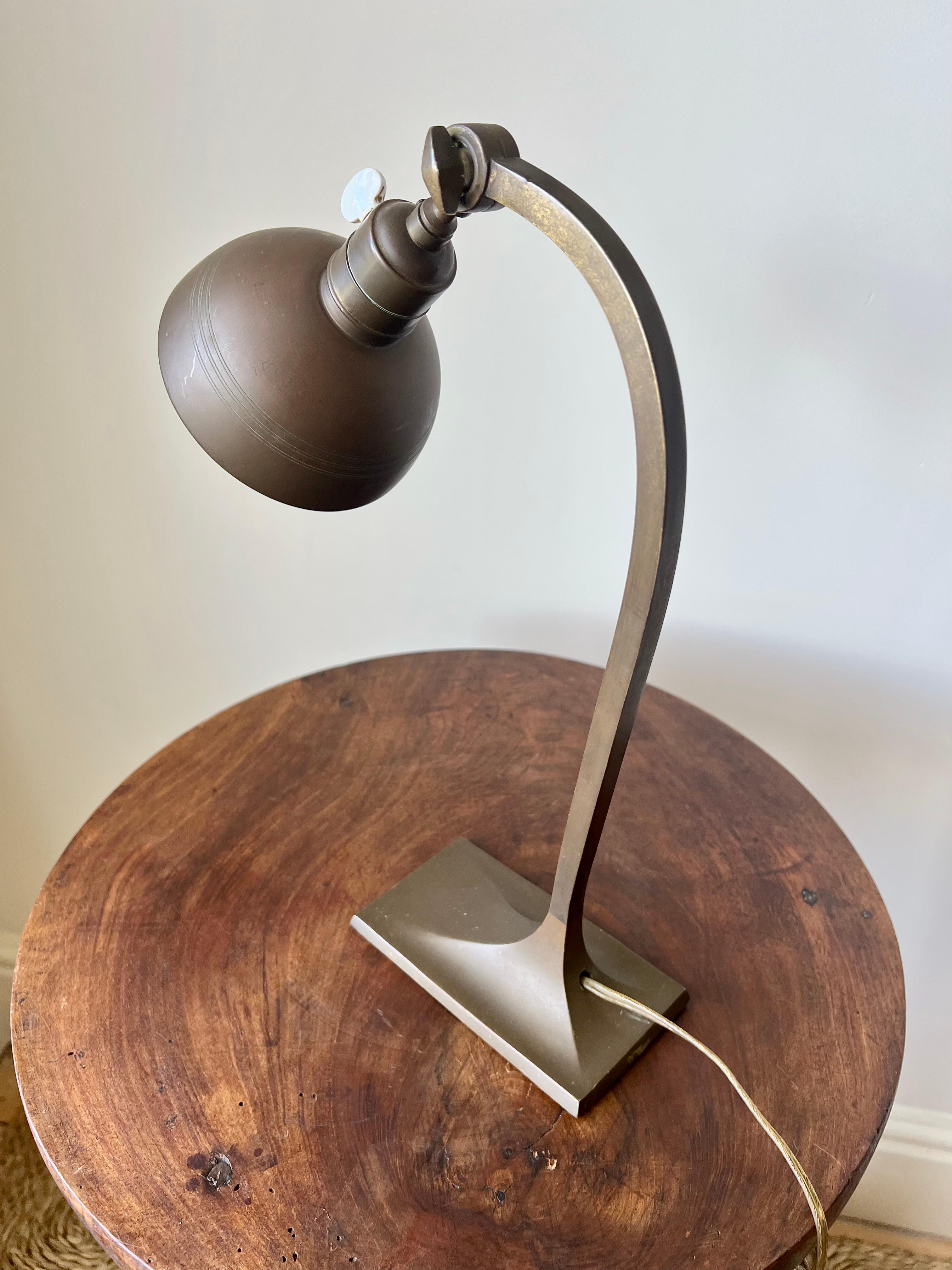 Art Deco Tischlampe aus antikem Messing. Frankreich, Anfang 20. Jahrhundert im Angebot 7