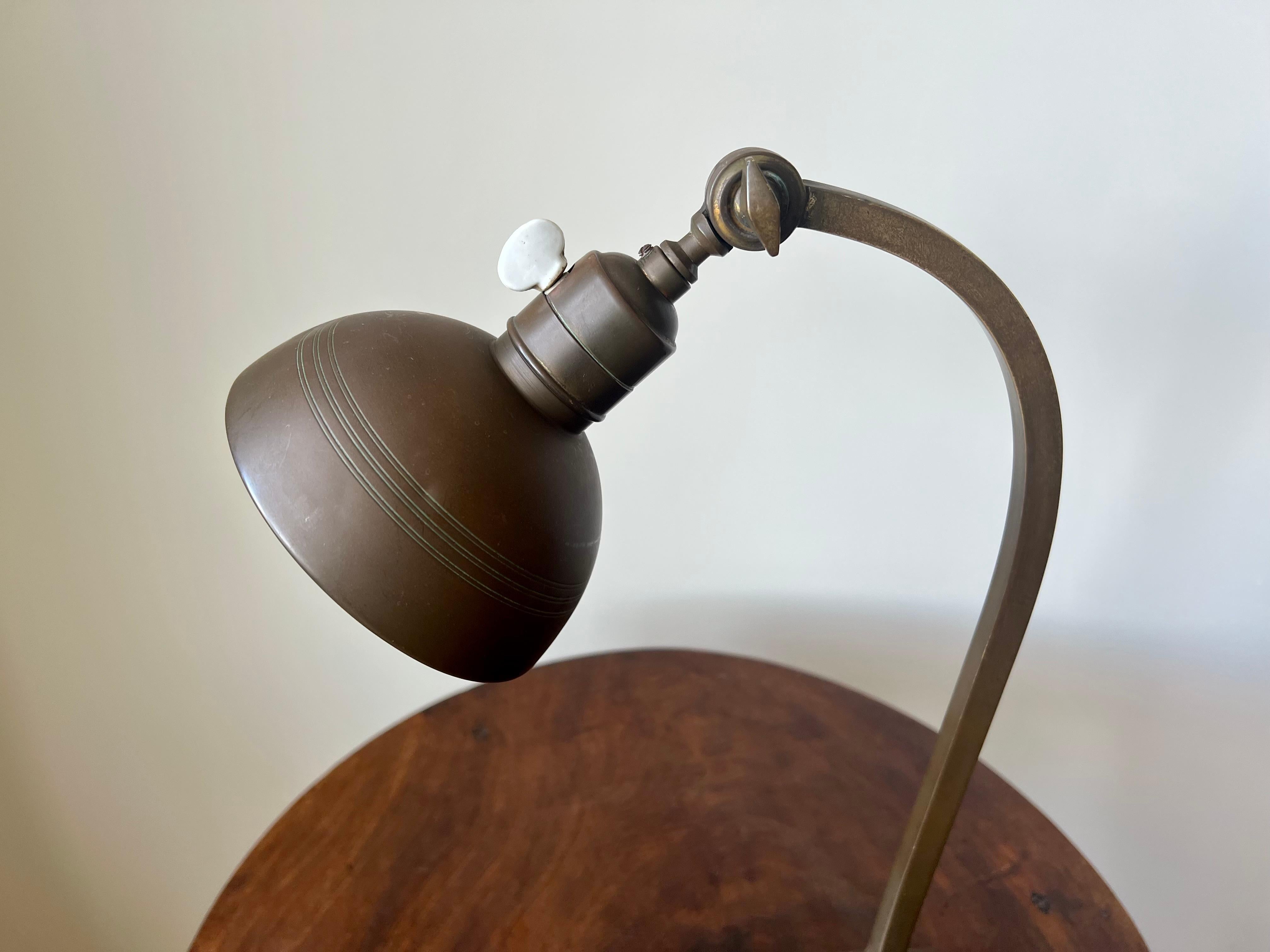 Art Deco Tischlampe aus antikem Messing. Frankreich, Anfang 20. Jahrhundert im Angebot 8