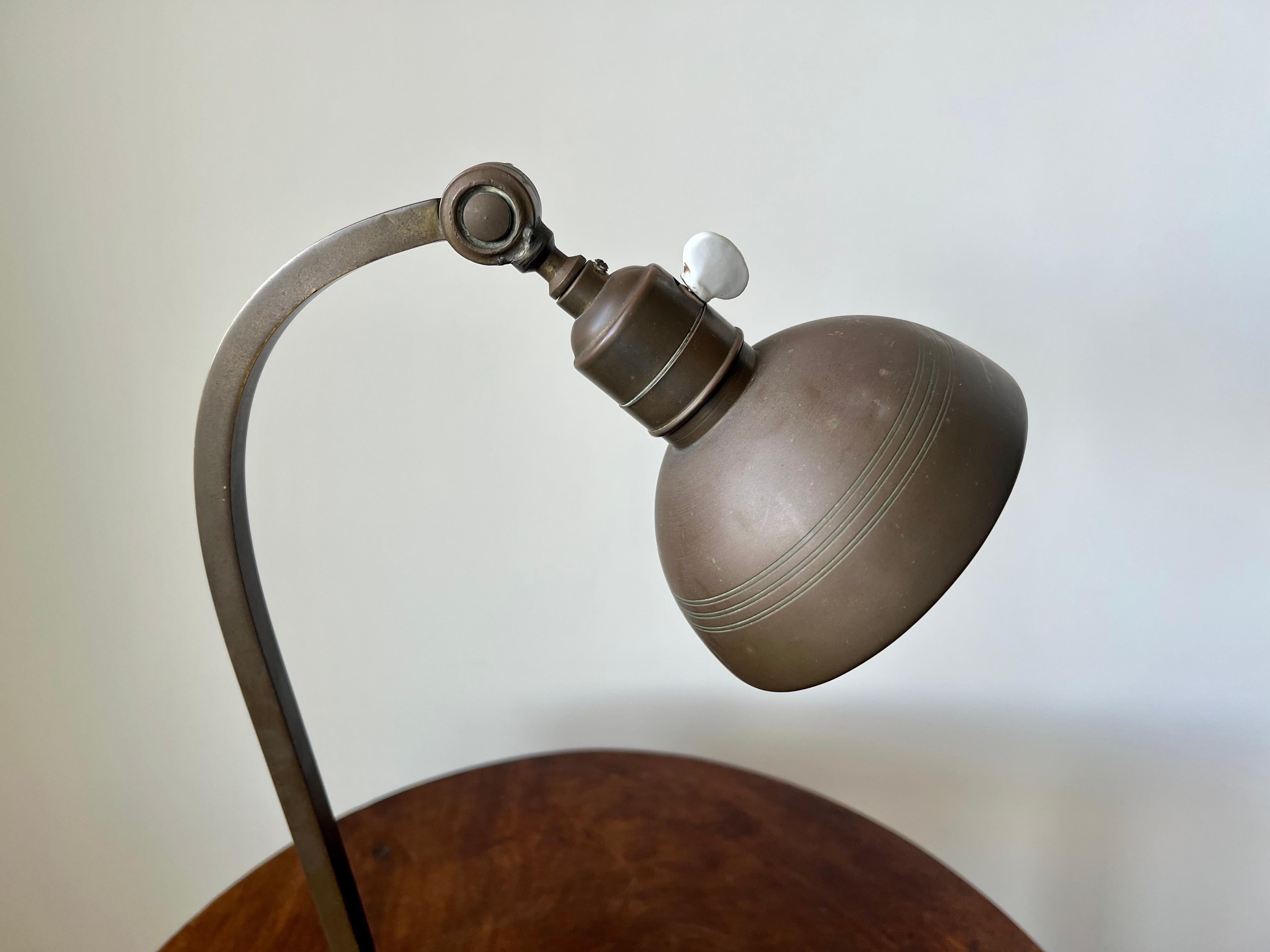 Art Deco Tischlampe aus antikem Messing. Frankreich, Anfang 20. Jahrhundert im Angebot 9