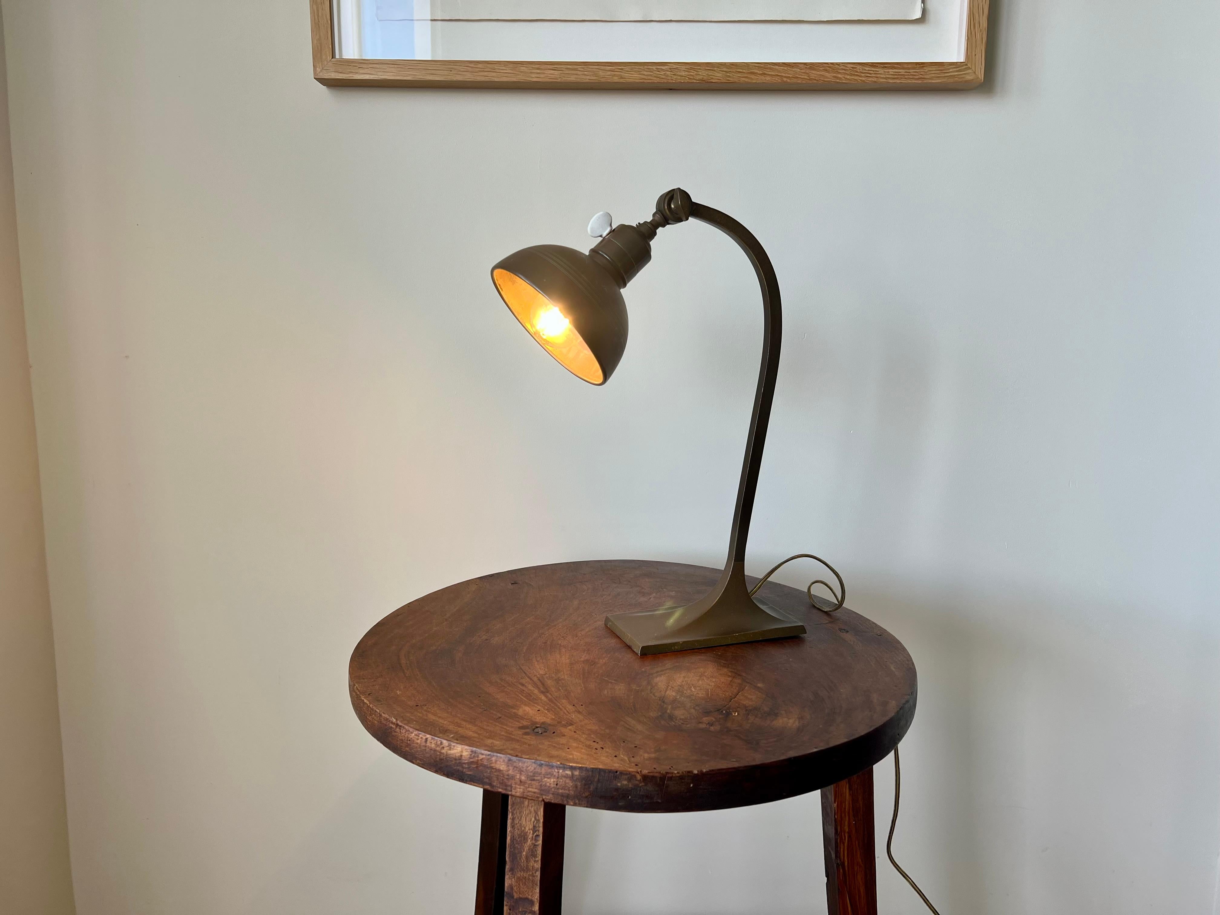 Art Deco Tischlampe aus antikem Messing. Frankreich, Anfang 20. Jahrhundert im Angebot 10