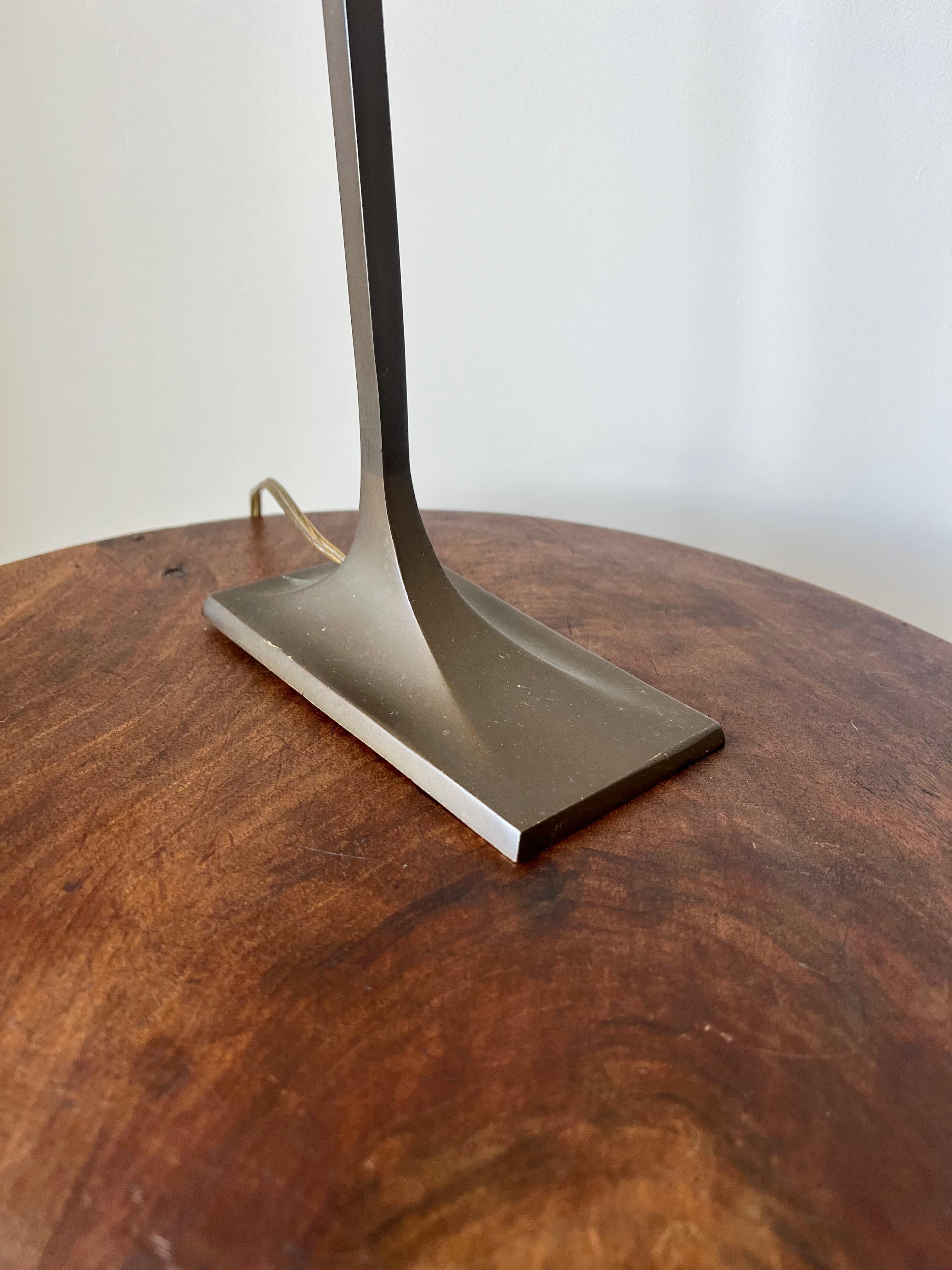 Art Deco Tischlampe aus antikem Messing. Frankreich, Anfang 20. Jahrhundert (Französisch) im Angebot