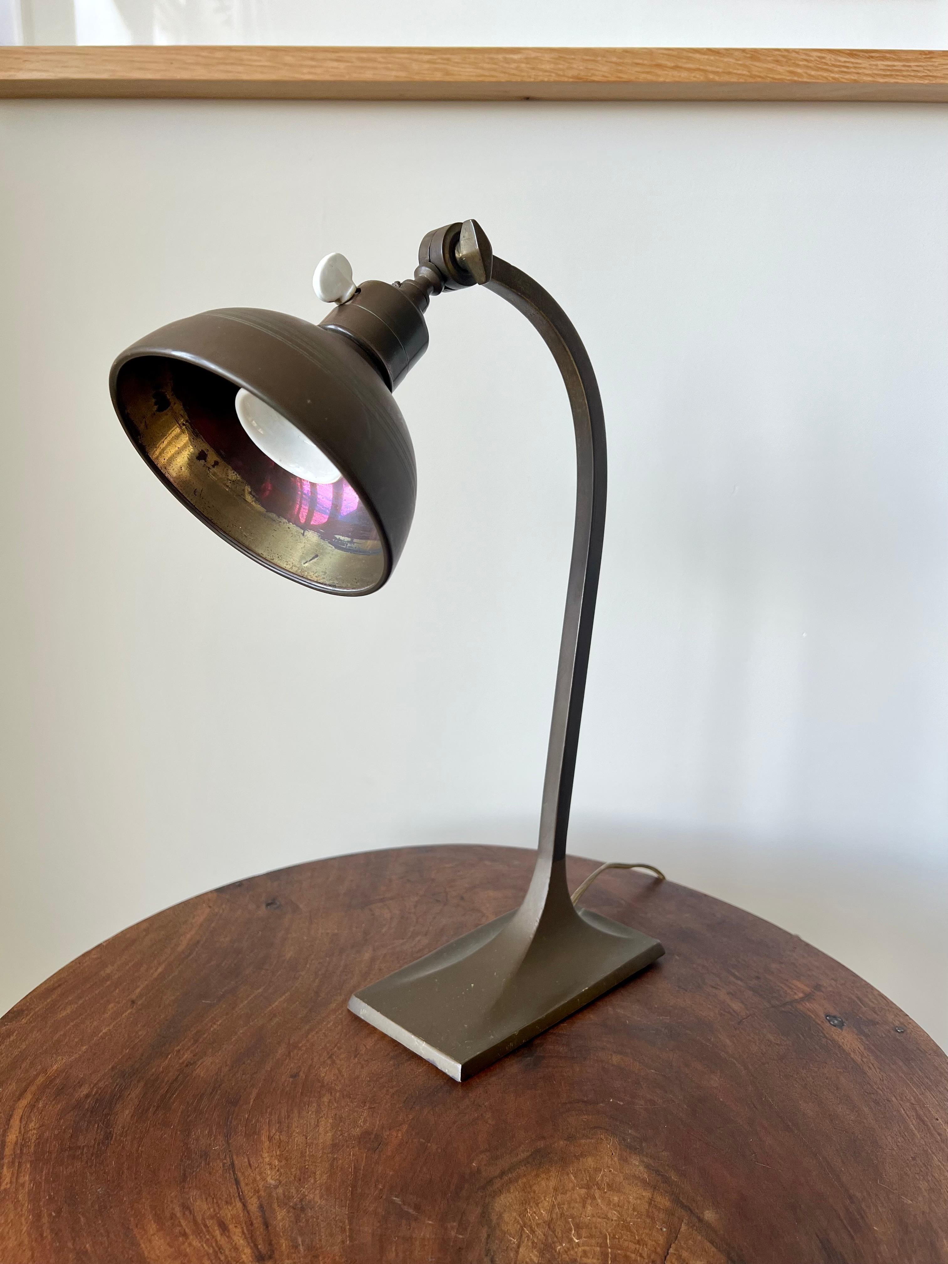 Art Deco Tischlampe aus antikem Messing. Frankreich, Anfang 20. Jahrhundert im Zustand „Gut“ im Angebot in Bristol, GB