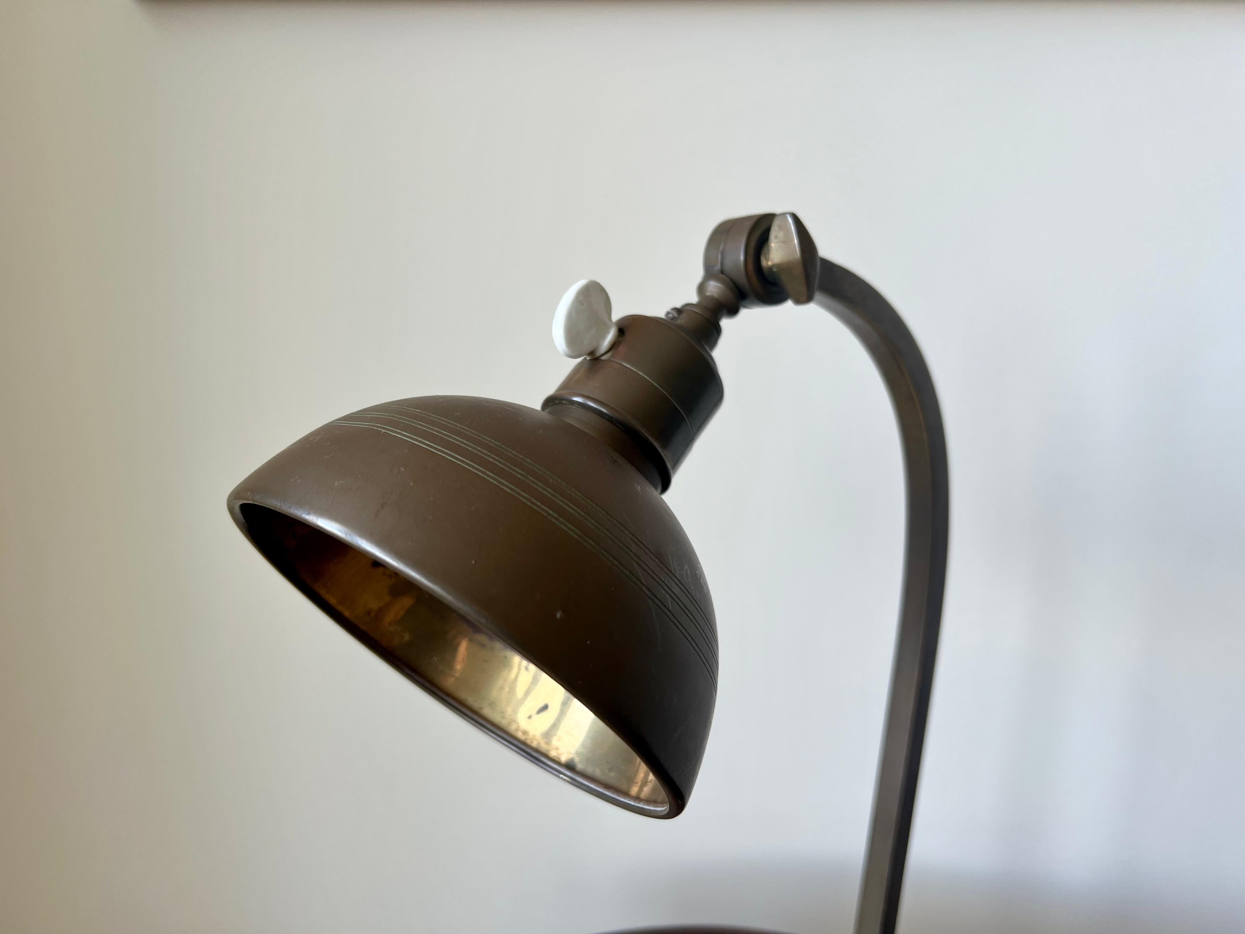 Art Deco Tischlampe aus antikem Messing. Frankreich, Anfang 20. Jahrhundert im Angebot 2
