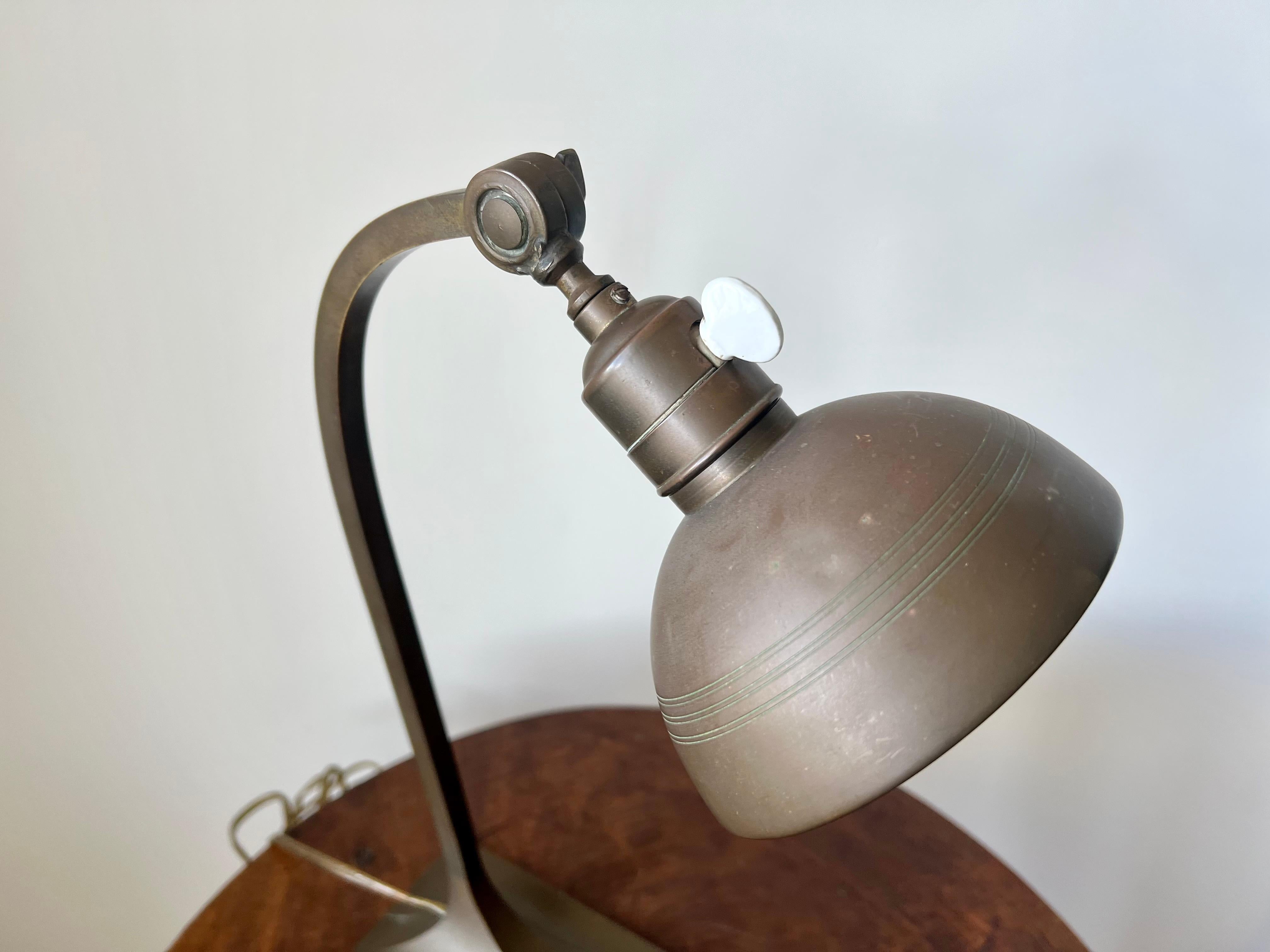 Art Deco Tischlampe aus antikem Messing. Frankreich, Anfang 20. Jahrhundert im Angebot 4