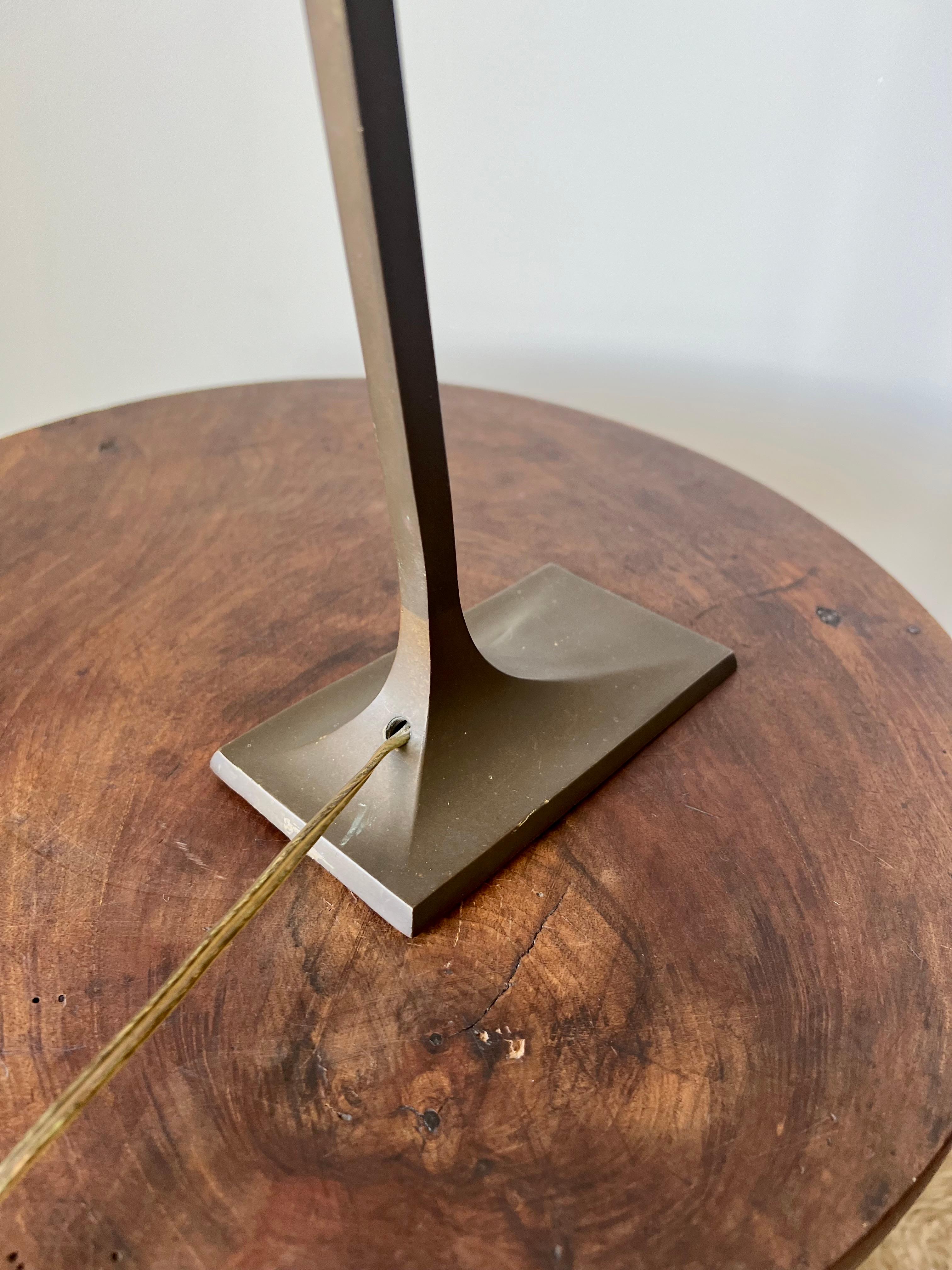 Art Deco Tischlampe aus antikem Messing. Frankreich, Anfang 20. Jahrhundert im Angebot 5