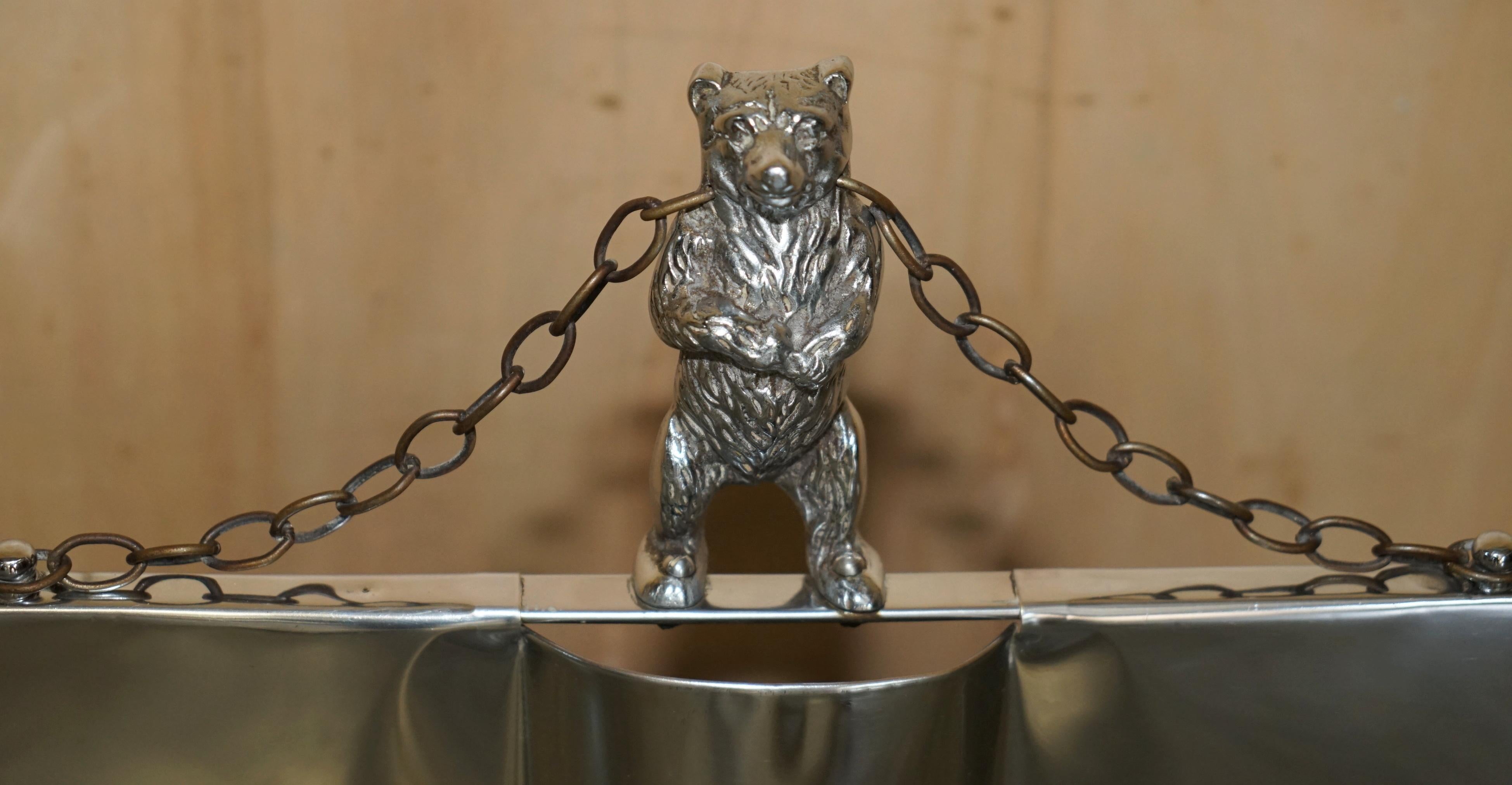 ART DECO ANTiQUE CIRCA 1920er Jahre POLISHED CHROME FIRE GUARD SCREEN WITH BEAR ON TOP (Englisch) im Angebot