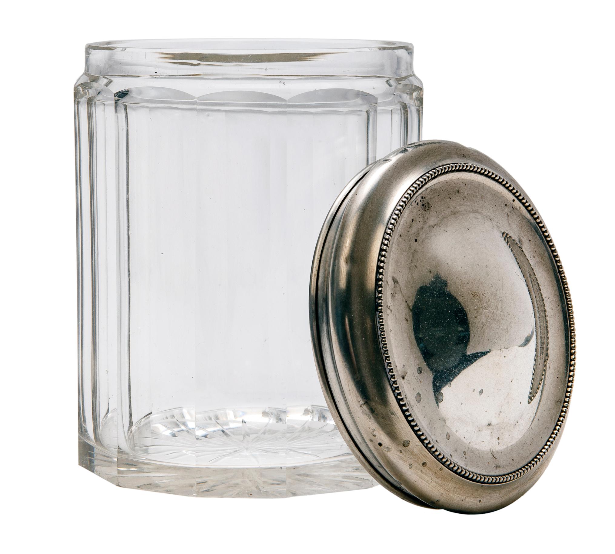 Jarre Ledax en cristal taillé avec des panneaux cannelés, le couvercle, en argent, a un petit bord perlé. Marqué sterling. Ébréchure sur un des panneaux du bas.