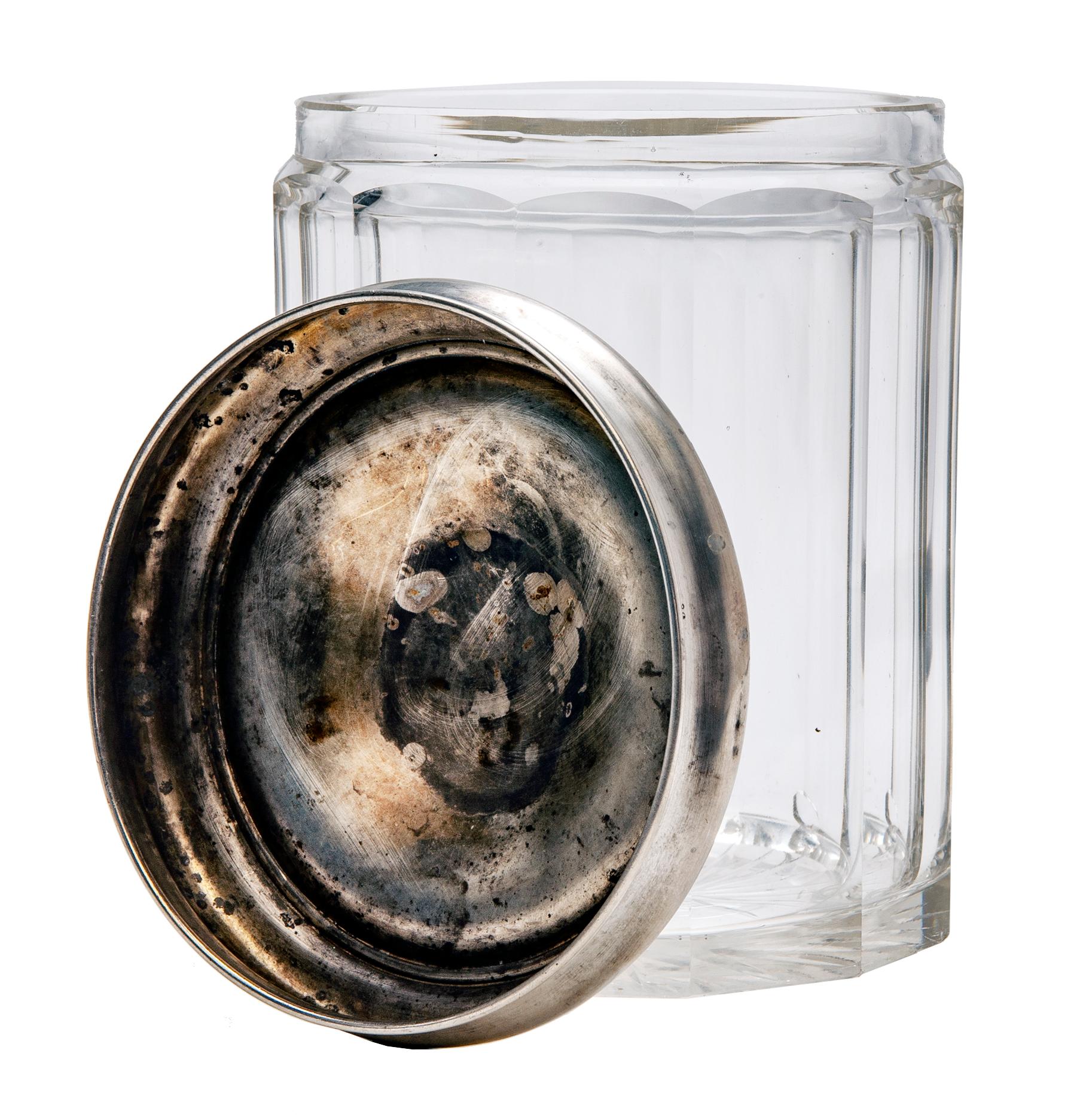 Art déco-Krug aus antikem geschliffenem Kristall mit Deckel aus Sterlingsilber im Zustand „Gut“ im Angebot in Malibu, CA