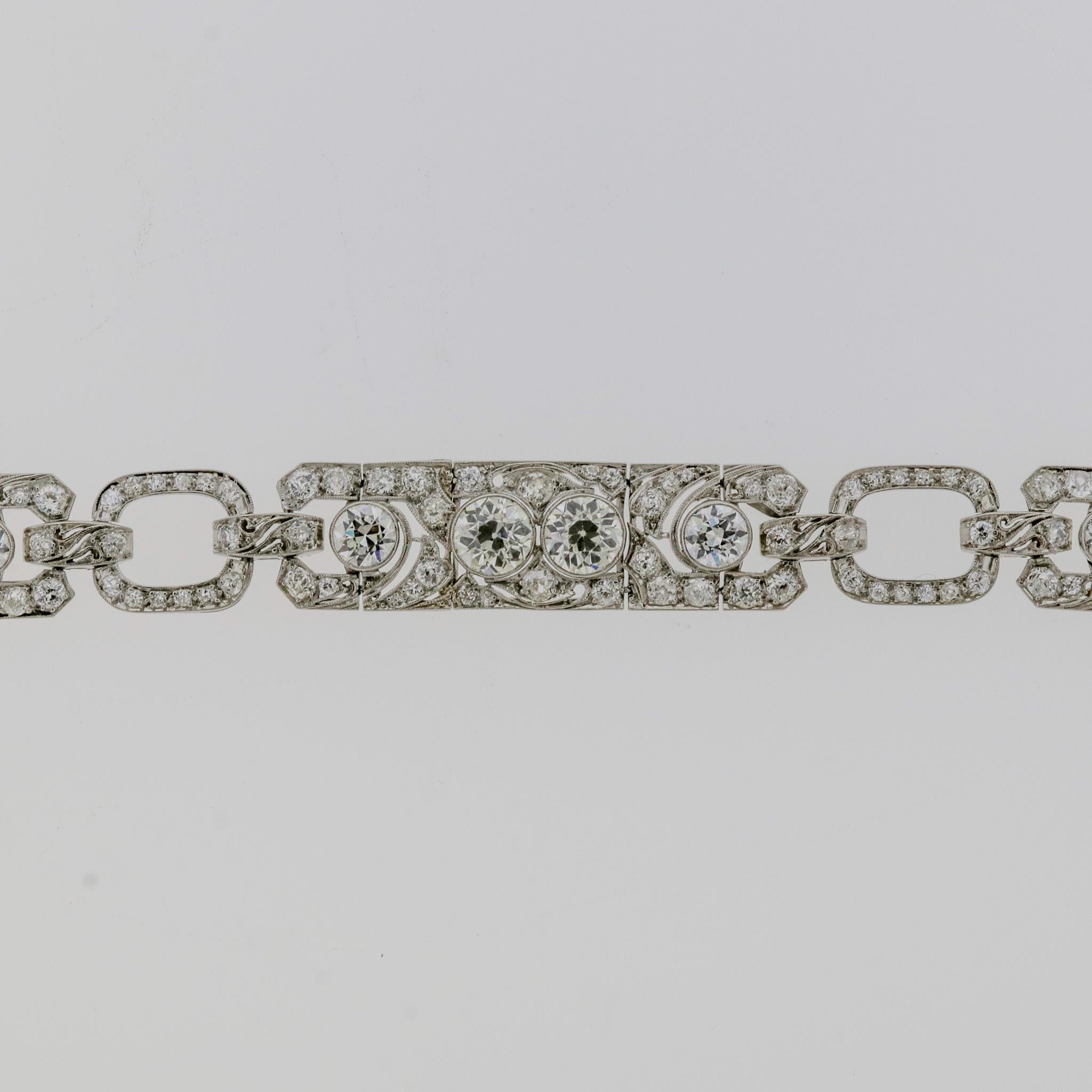Véritable trésor de l'époque Art déco, vers 1930, ce bracelet présente environ 16 carats de diamants sertis dans de jolis motifs autour d'un travail ouvert en platine. Cinq des plus gros diamants du bracelet pèsent plus d'un carat chacun ! Les