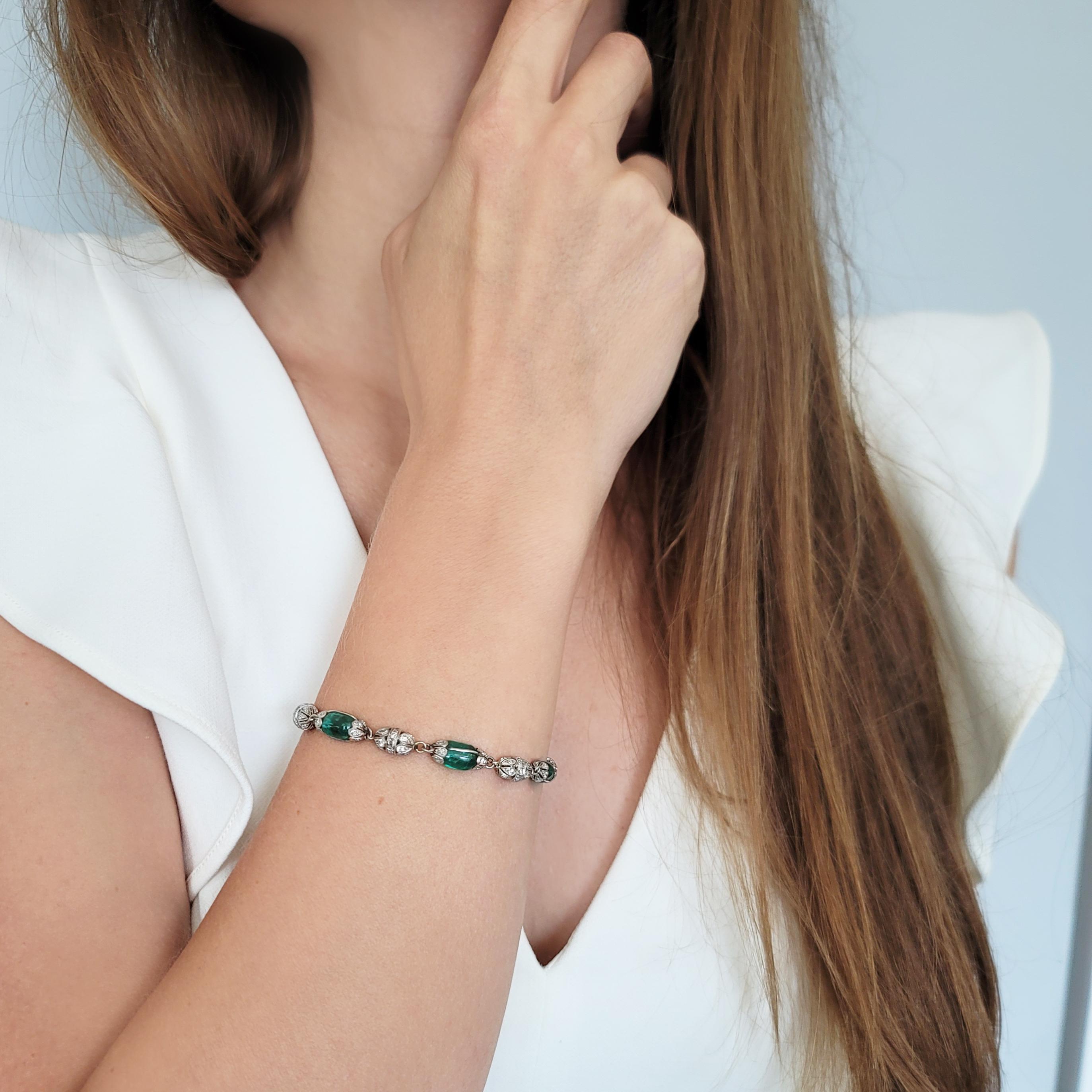 Antikes Art déco-Armband mit Smaragdperlen und Diamanten (Ovalschliff) im Angebot