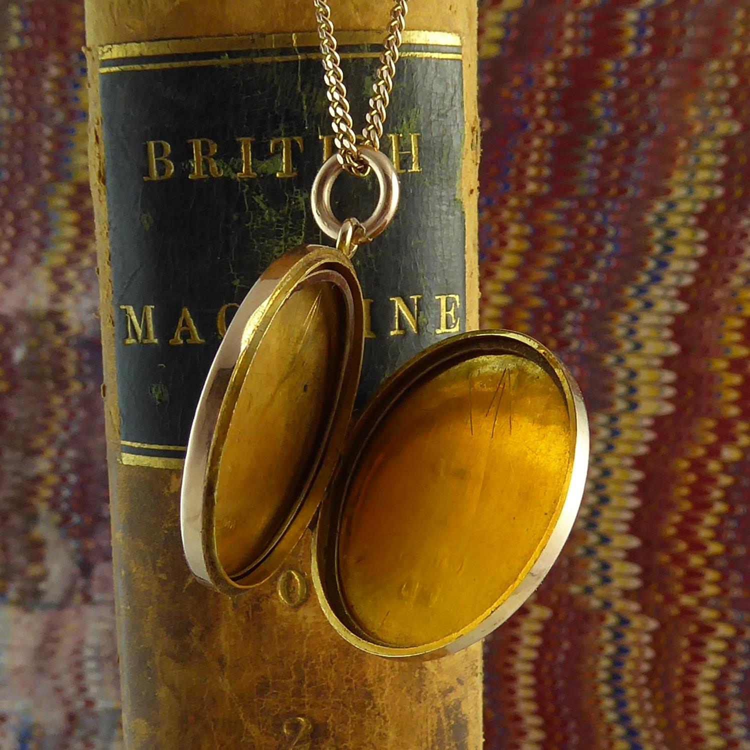 Art Deco Antique Engraved Round Locket, circa 1920, Gold Chain In Excellent Condition In Yorkshire, West Yorkshire