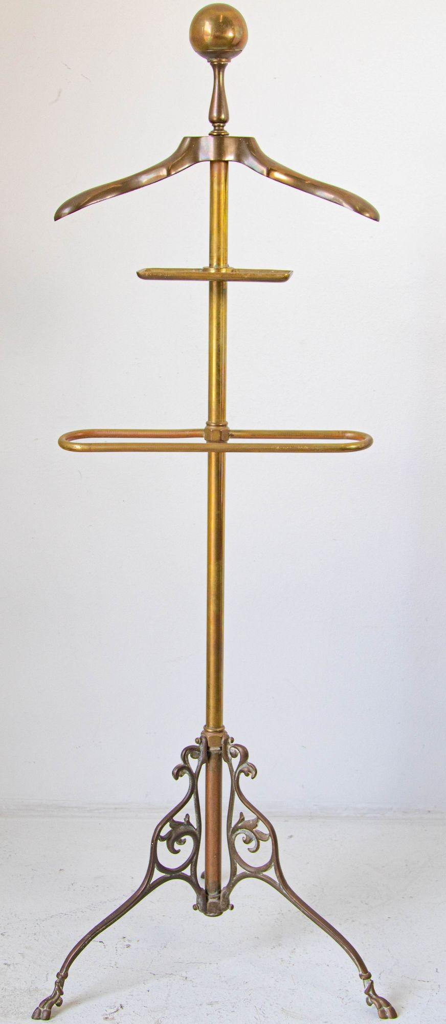 Art Deco Antique Gentleman Brass Valet, circa 1930s
Mastercraft gentleman brass Neoclassical influence brass valet with column and large ball finial.
Art Deco Edwardian silent butler gentlemen's valet crafted in brass with hangers for a shirt,