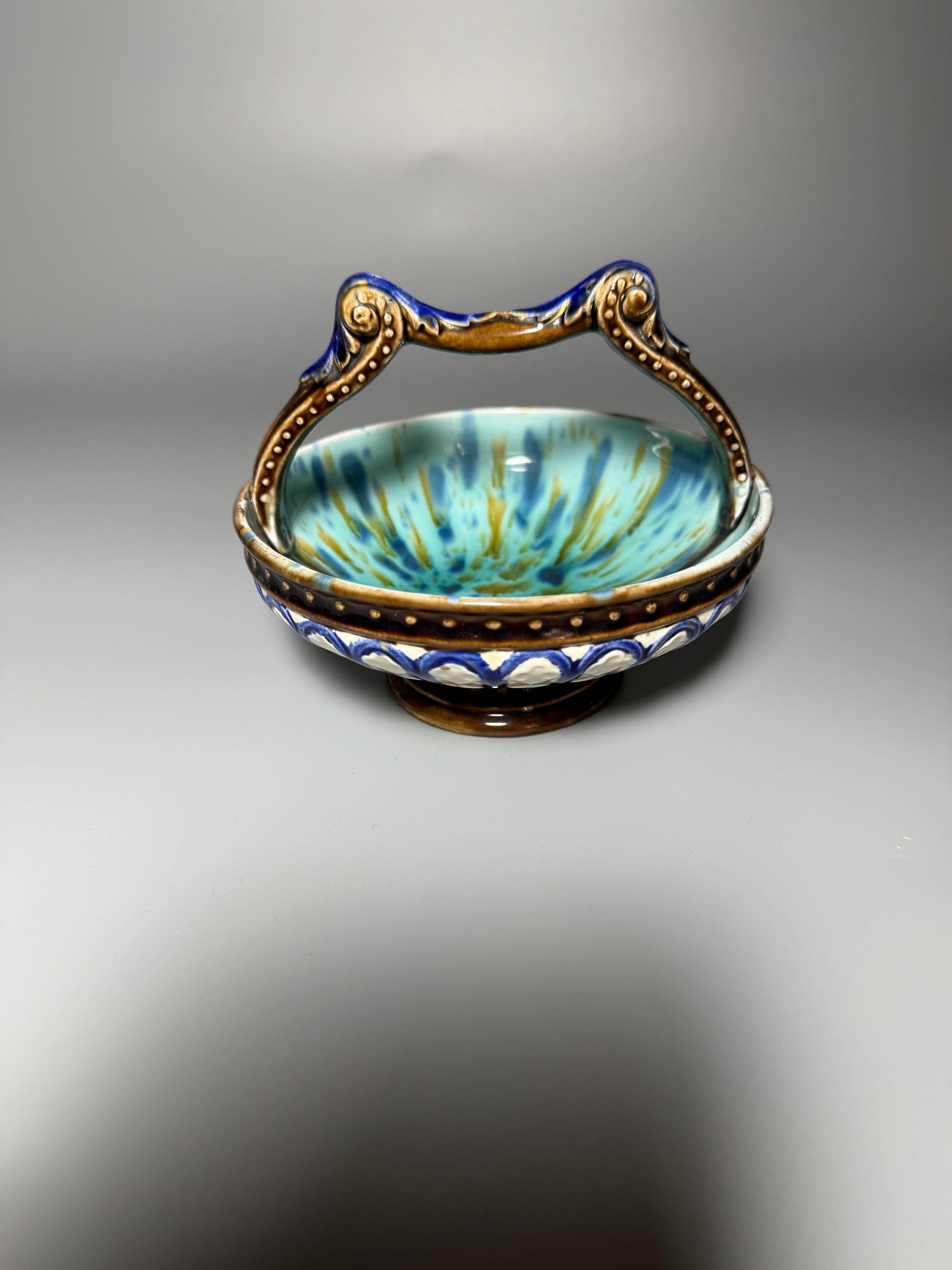 Arte Antiques maiolica Rörstrand Svezia 
1880s
Un piccolo cestino in maiolica per le caramelle o la frutta secca 
Bellissimo pezzo per la decorazione 
L'interno è il tipico colore turchese delle maioliche. 
D 14,5 cm
Altezza (con maniglia) 13 cm