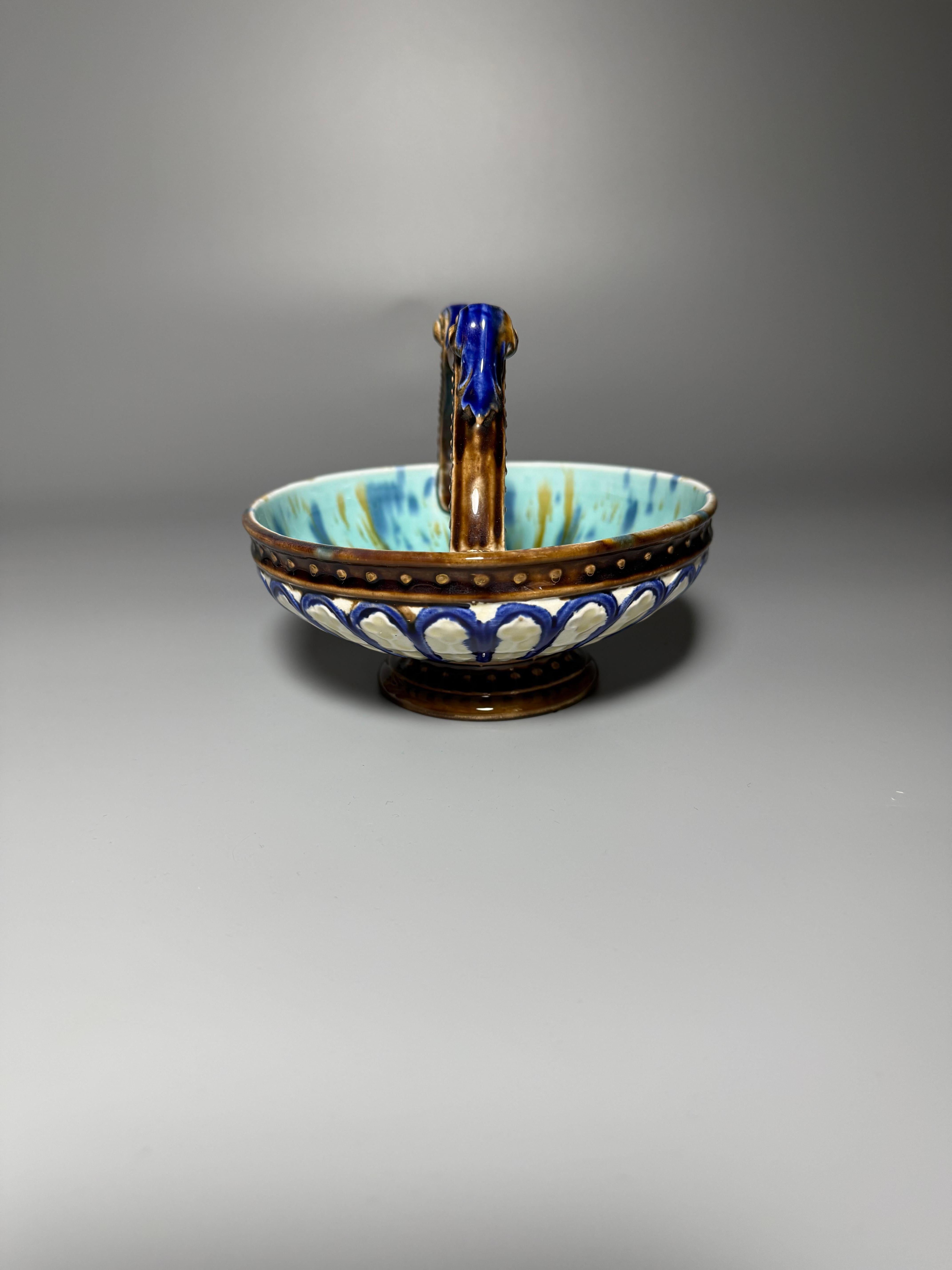 Smaltato Arte Antiques Cestino in maiolica Rörstrand Svezia A Fine Ottocento in vendita