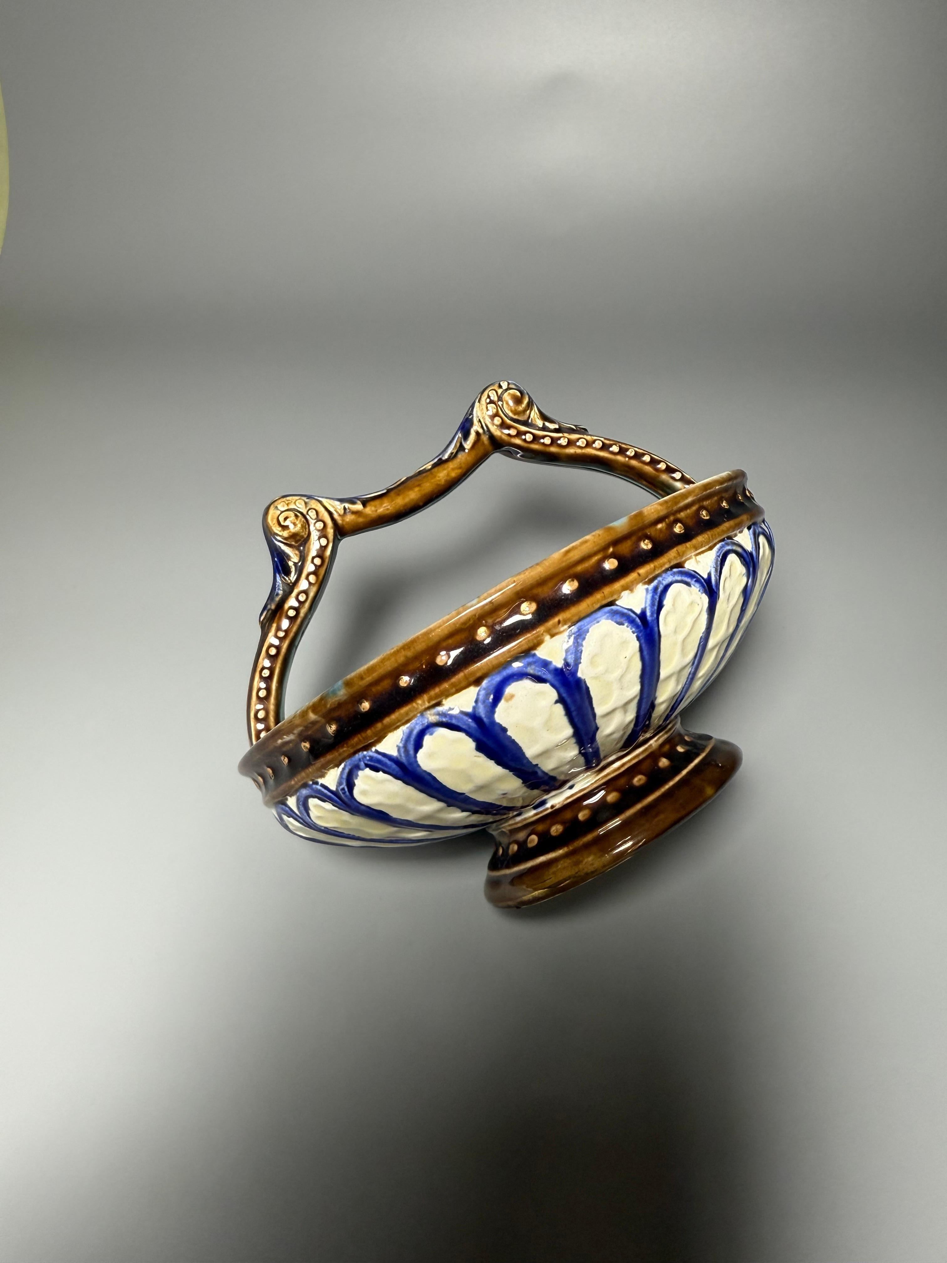 Fine XIX secolo Arte Antiques Cestino in maiolica Rörstrand Svezia A Fine Ottocento in vendita