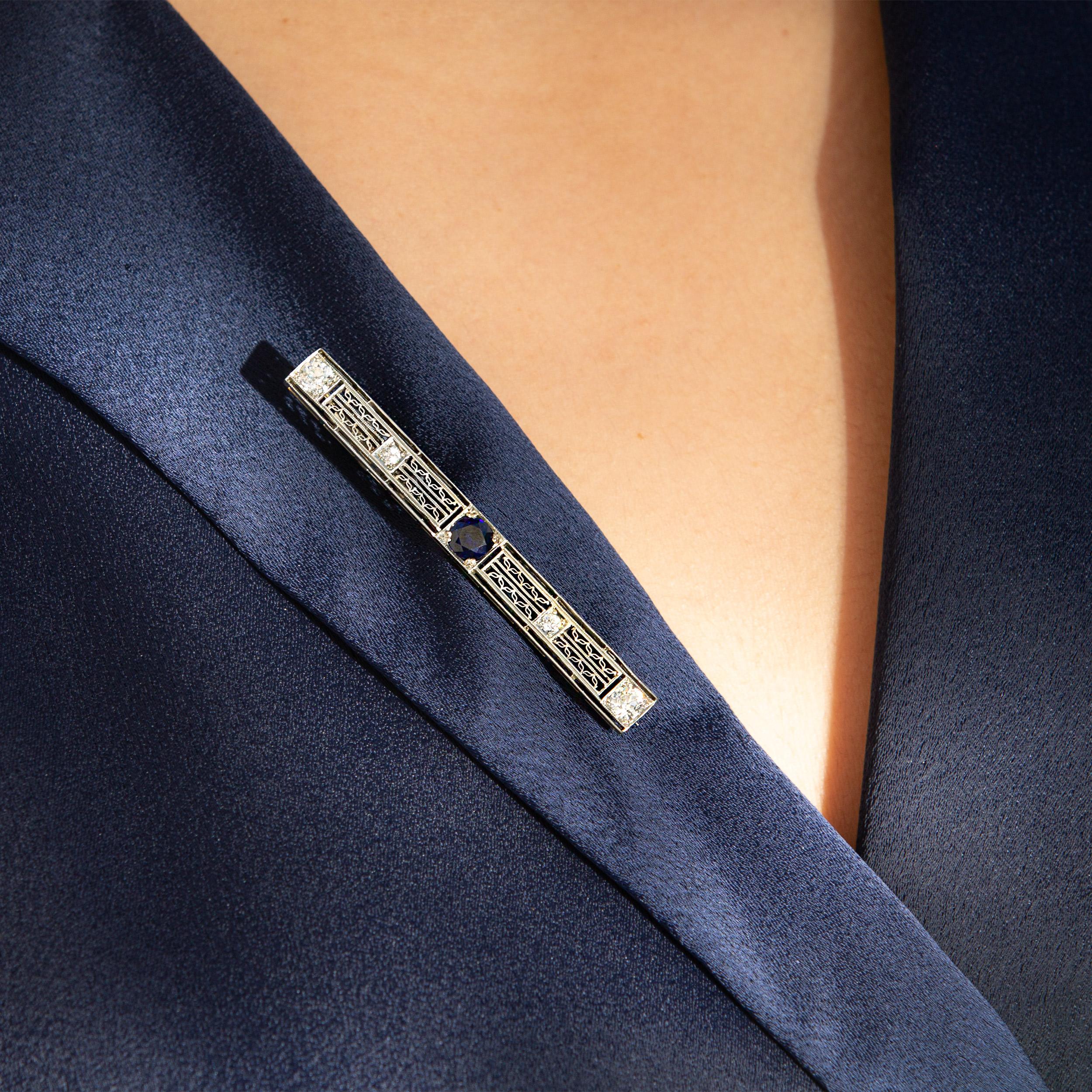 Elegant and timeless, this Art Deco antique pin is a stunning 0.90 ct round natural sapphire surrounded by 0.50ct of sparkling Old European cut diamonds, this 2.5-inch pin exudes sophistication and charm.

Crafted in white gold and weighing 8.30g,