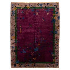Tapis Art Déco pourpre ancien fabriqué à la main avec un motif floral chinois