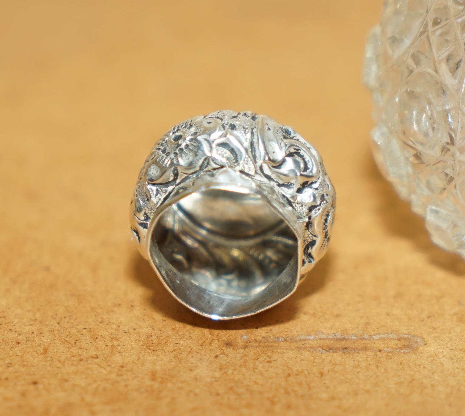 ART DECO ANTiQUE STERLING SILVER PERFUME BOTTLE IN ROUND CUT GLASS CRYSTAL In Good Condition For Sale In West Sussex, Pulborough