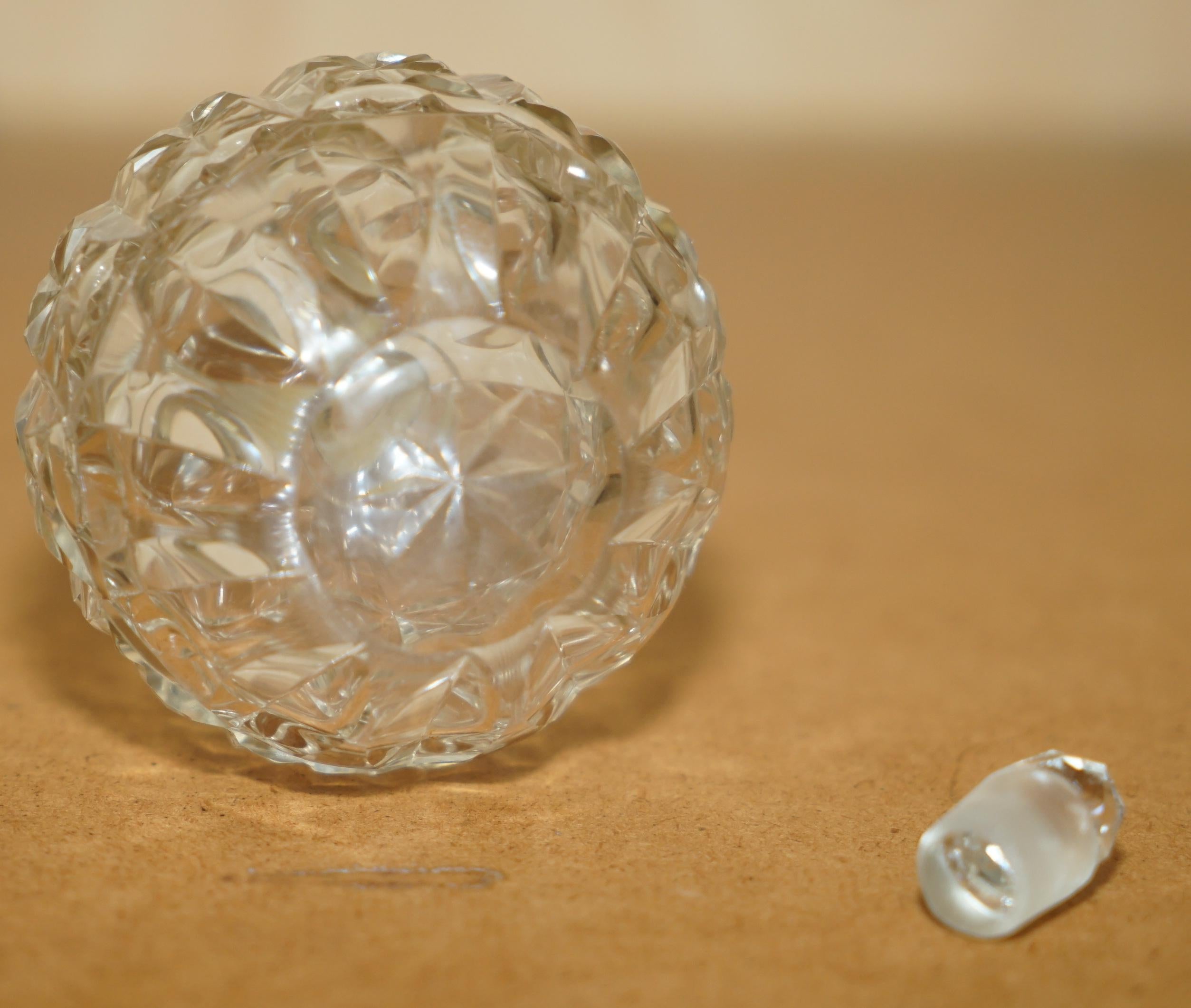 ART DECO ANTiQUE STERLING SILVER PERFUME BOTTLE IN ROUND CUT GLASS CRYSTAL In Good Condition For Sale In West Sussex, Pulborough