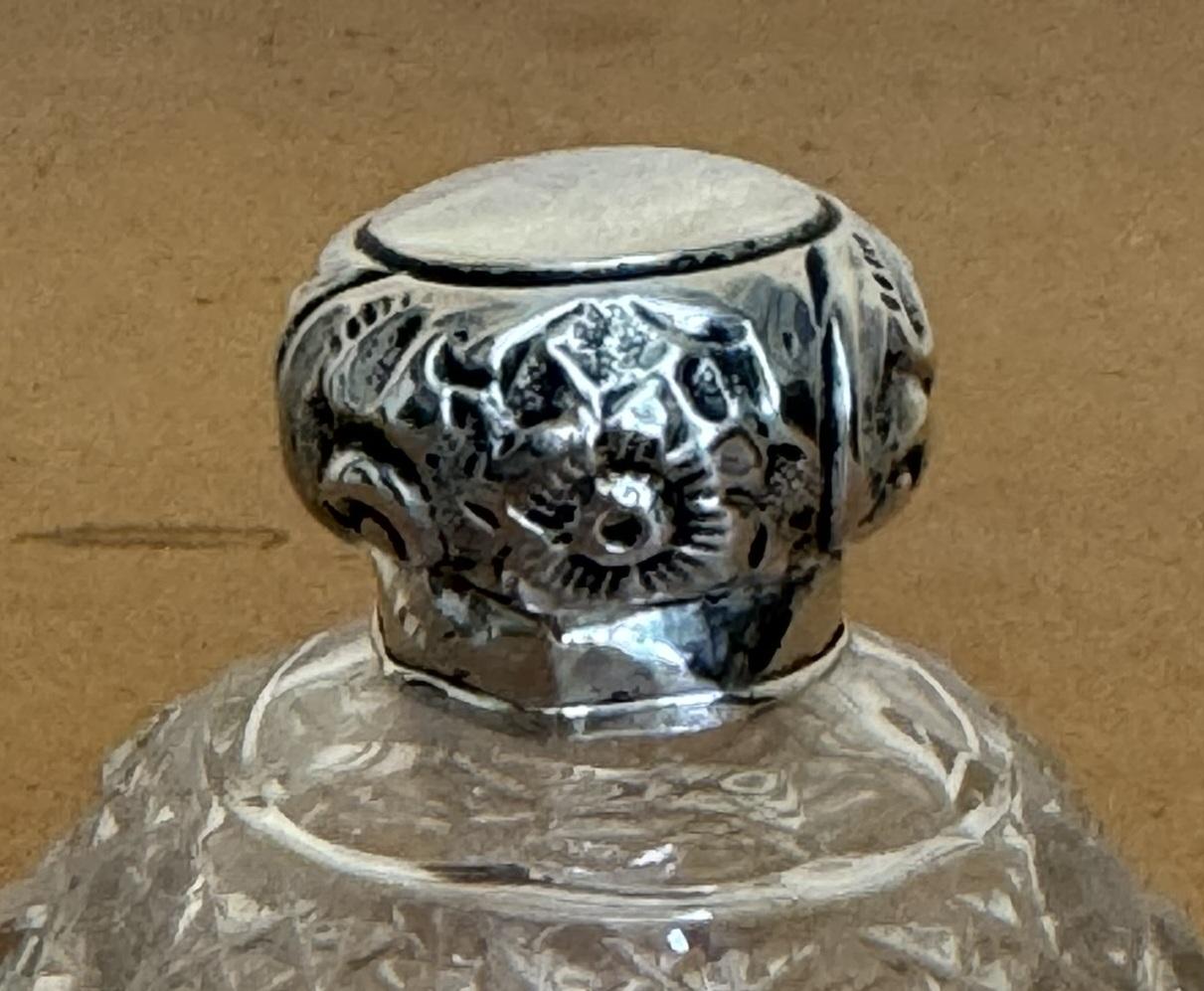 ART DECO ANTiQUE STERLING SILVER PERFUME BOTTLE IN ROUND CUT GLASS CRYSTAL For Sale 1