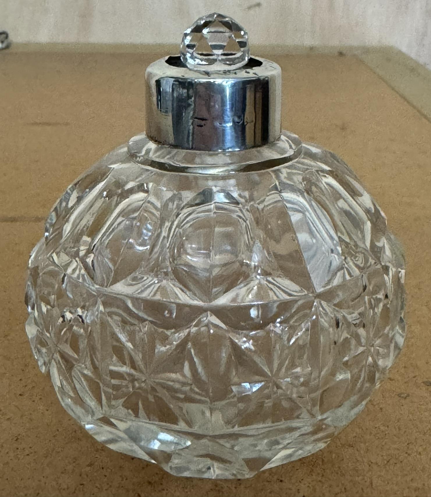 ART DECO ANTiQUE STERLING SILVER PERFUME BOTTLE IN ROUND CUT GLASS CRYSTAL For Sale 1