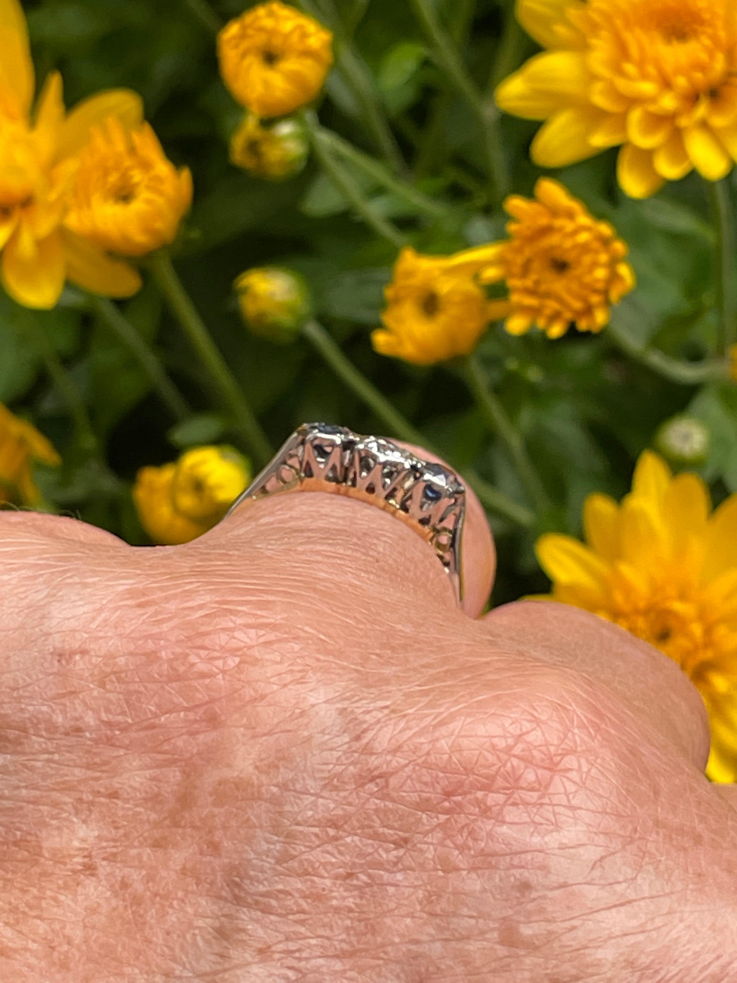 Antiker Art Deco-Ring aus Platin mit drei Steinen, Saphiren und Diamanten, 18 Karat Gelbgold im Angebot 6