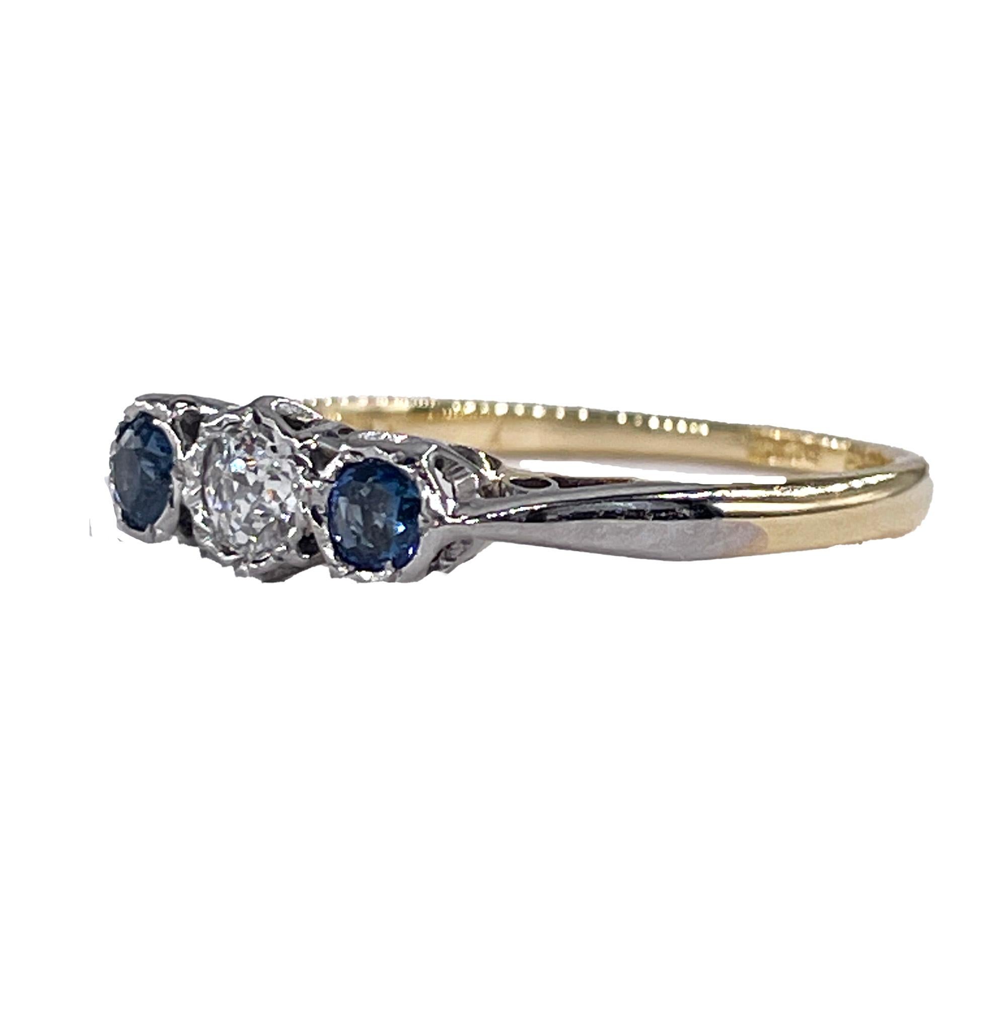 Art Deco Antike Verlobung Hochzeitstag  Drei Stein Saphir und Diamant Platin 18K Gelbgold Ring.
Diese zarte und klassische  0,68 ct. Drei-Stein-Ring aus Platin und 18 Karat Gelbgold mit strahlend blauen Saphiren  neben dem schillernden alten