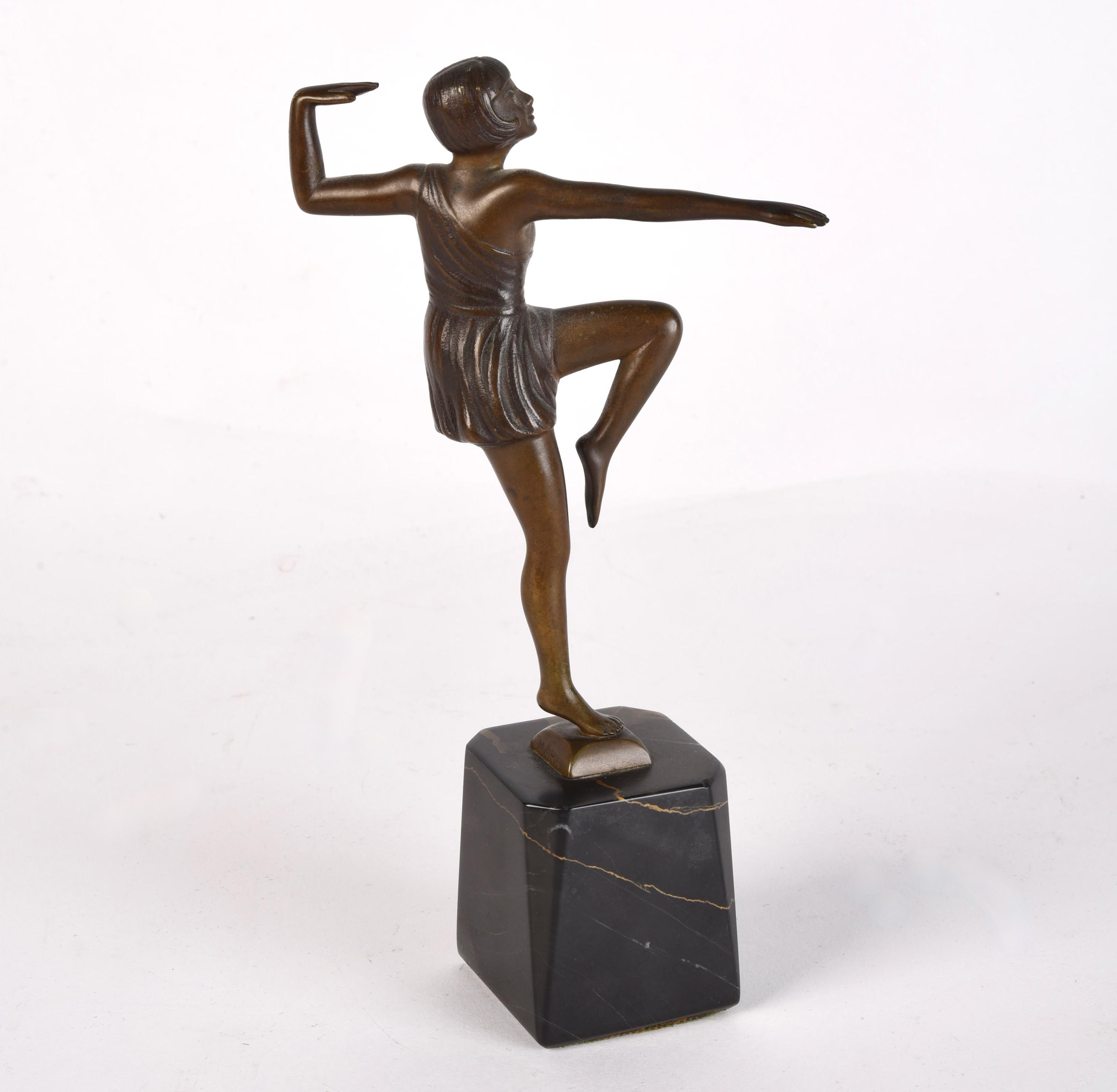 Art déco Sculpture de danseuse Antonin Mara en bronze et marbre Art Déco en vente