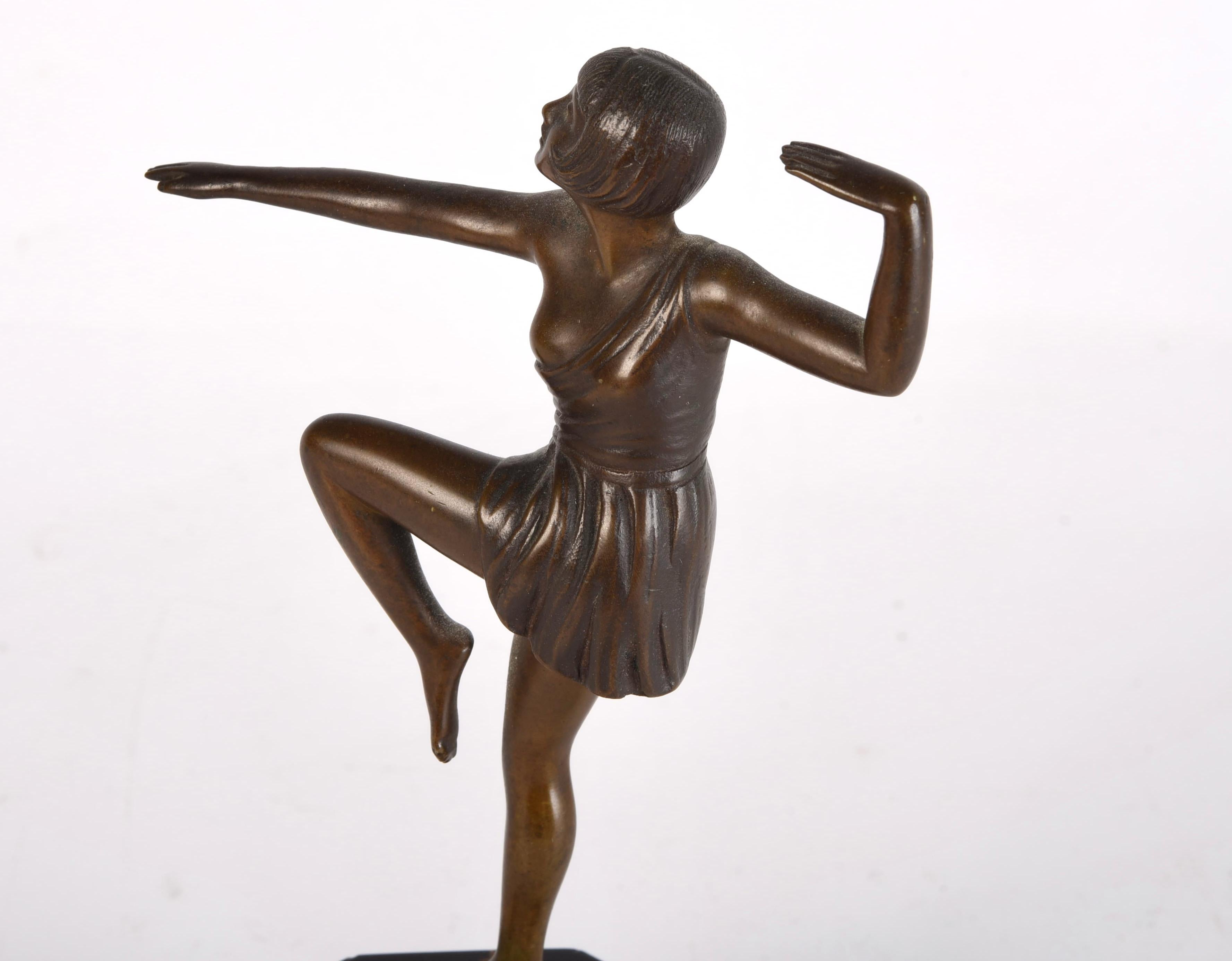 20ième siècle Sculpture de danseuse Antonin Mara en bronze et marbre Art Déco en vente