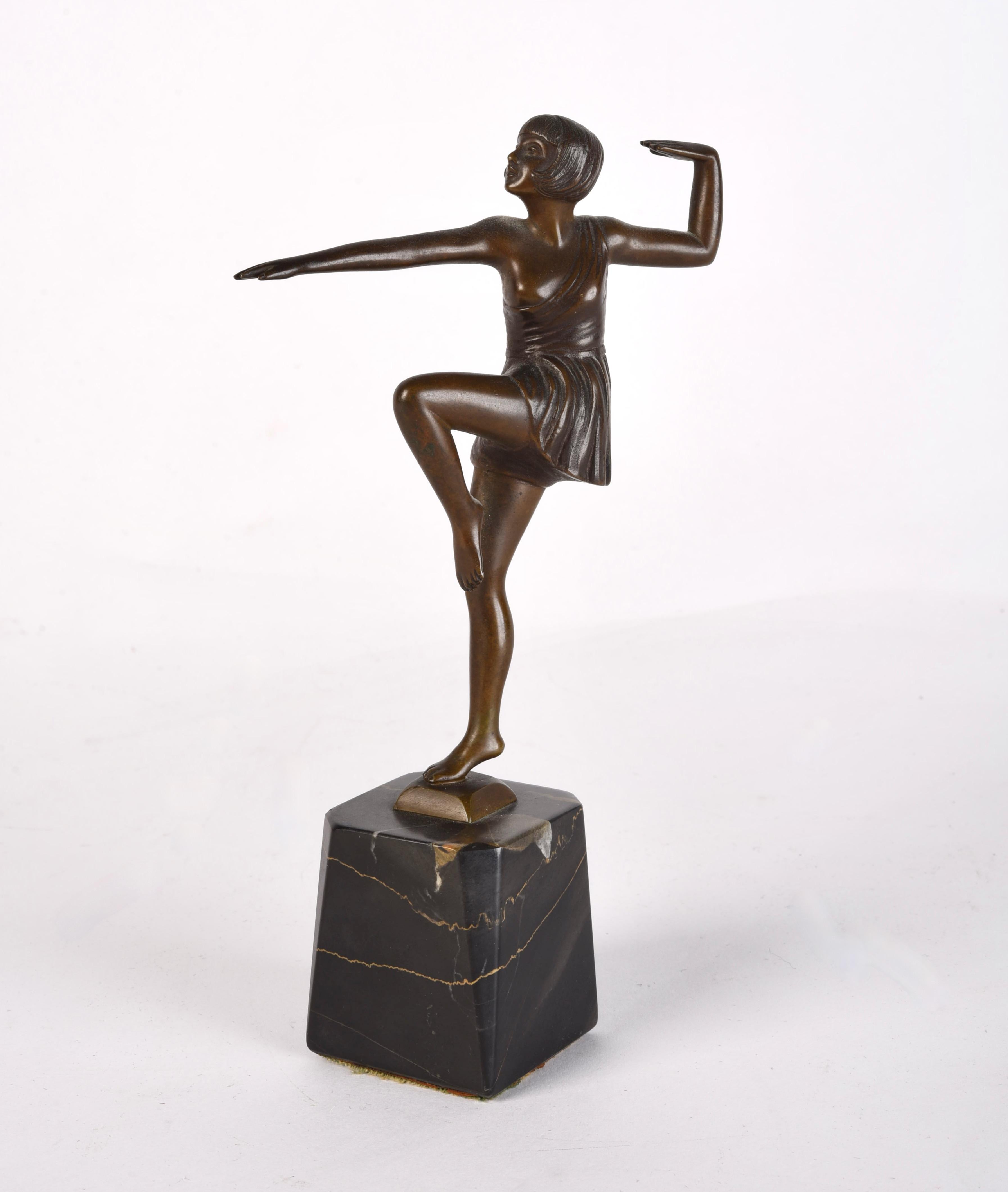 Bronze Sculpture de danseuse Antonin Mara en bronze et marbre Art Déco en vente