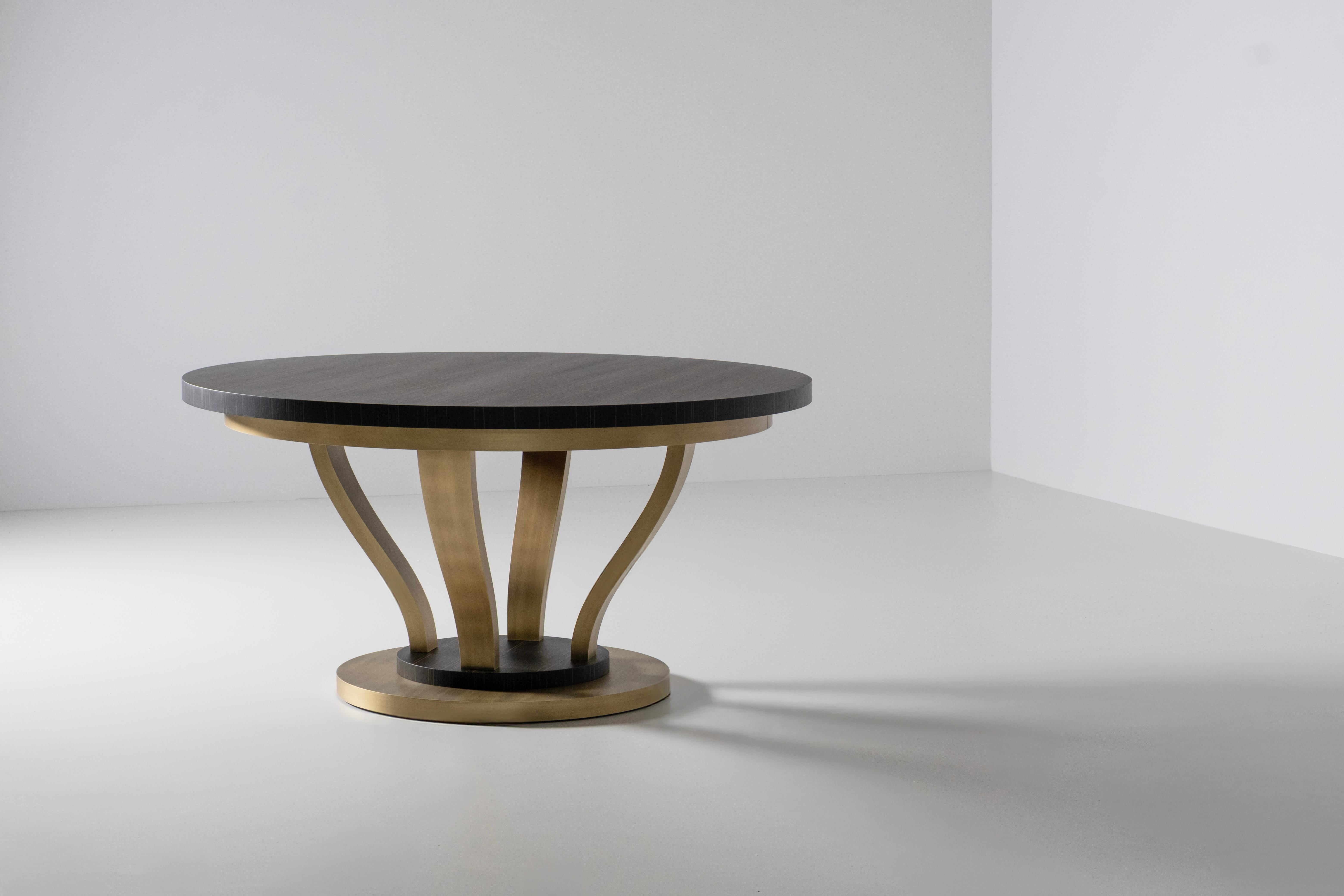Mesa de comedor redonda Art Déco Antuérpia, colección Modern, hecha a mano en Portugal - Europa by Greenapple

La mesa de comedor redonda Antuérpia representa el amanecer de una nueva era moderna. 
Tapa y base redondas de chapa de ébano de Macassar,